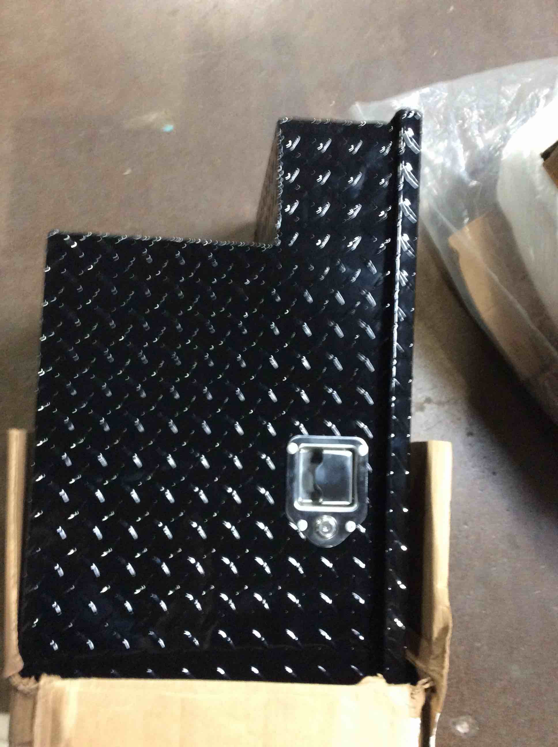 https://s3.amazonaws.com/lotting-images-prod/bidfta/RED4231277_1676400496663.jpeg
