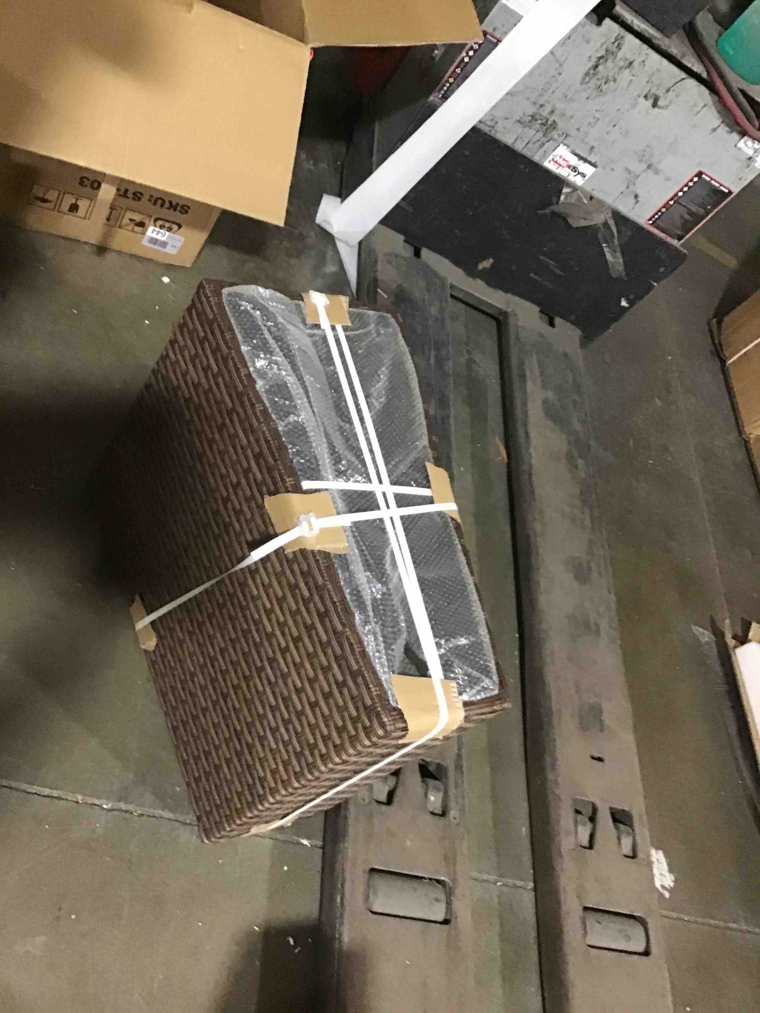 https://s3.amazonaws.com/lotting-images-prod/bidfta/RED4233112_1687453213766.jpeg