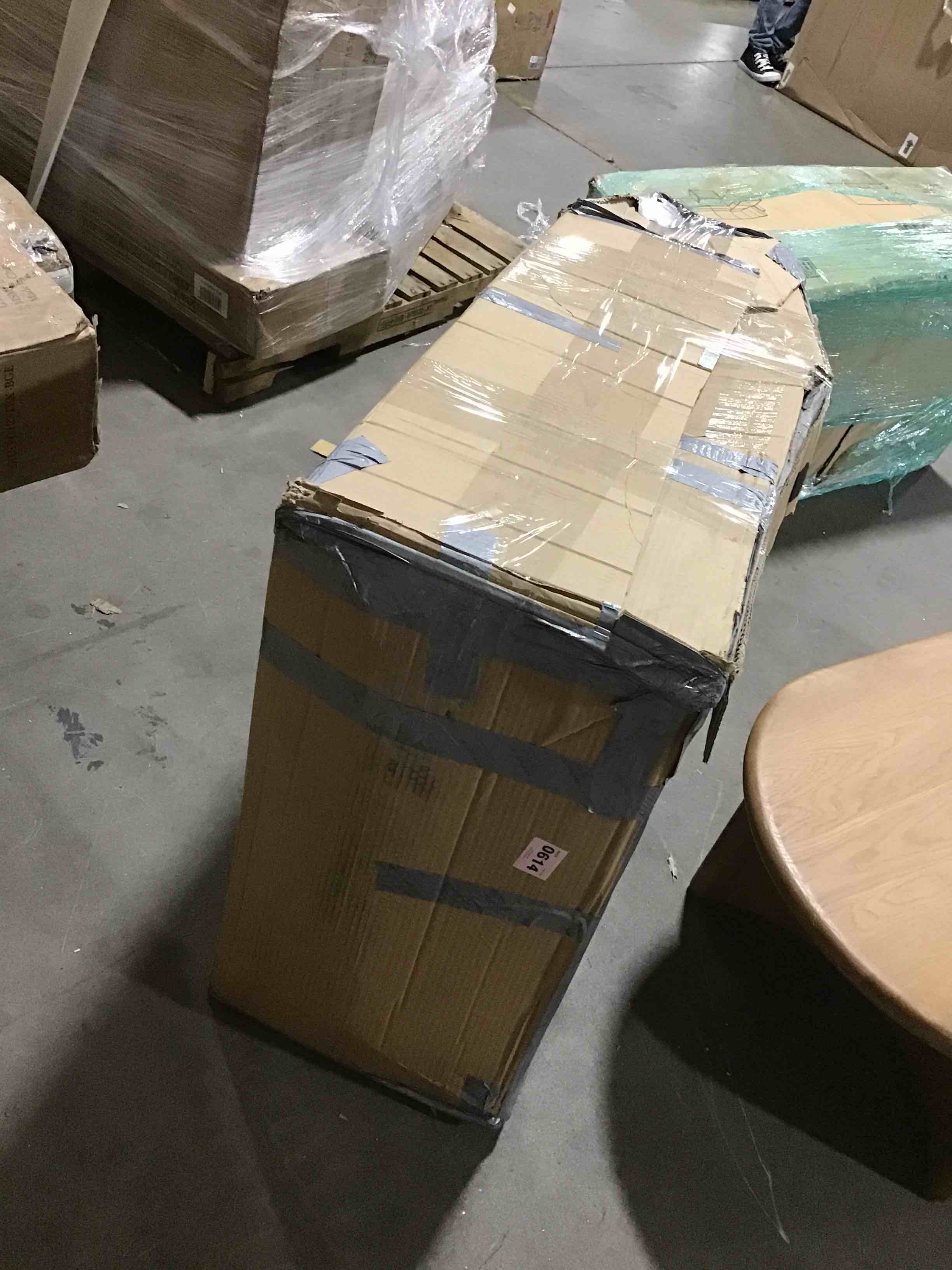 https://s3.amazonaws.com/lotting-images-prod/bidfta/RED4239101_1685980024885.jpeg