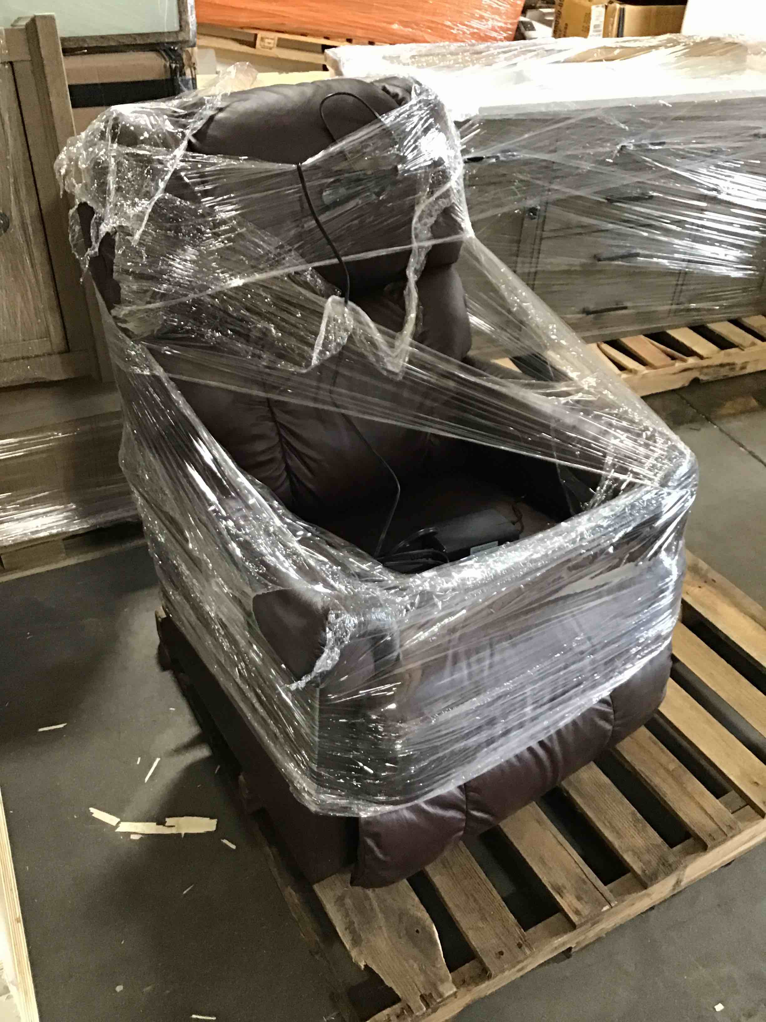 https://s3.amazonaws.com/lotting-images-prod/bidfta/RED4293331_1696012337171.jpeg