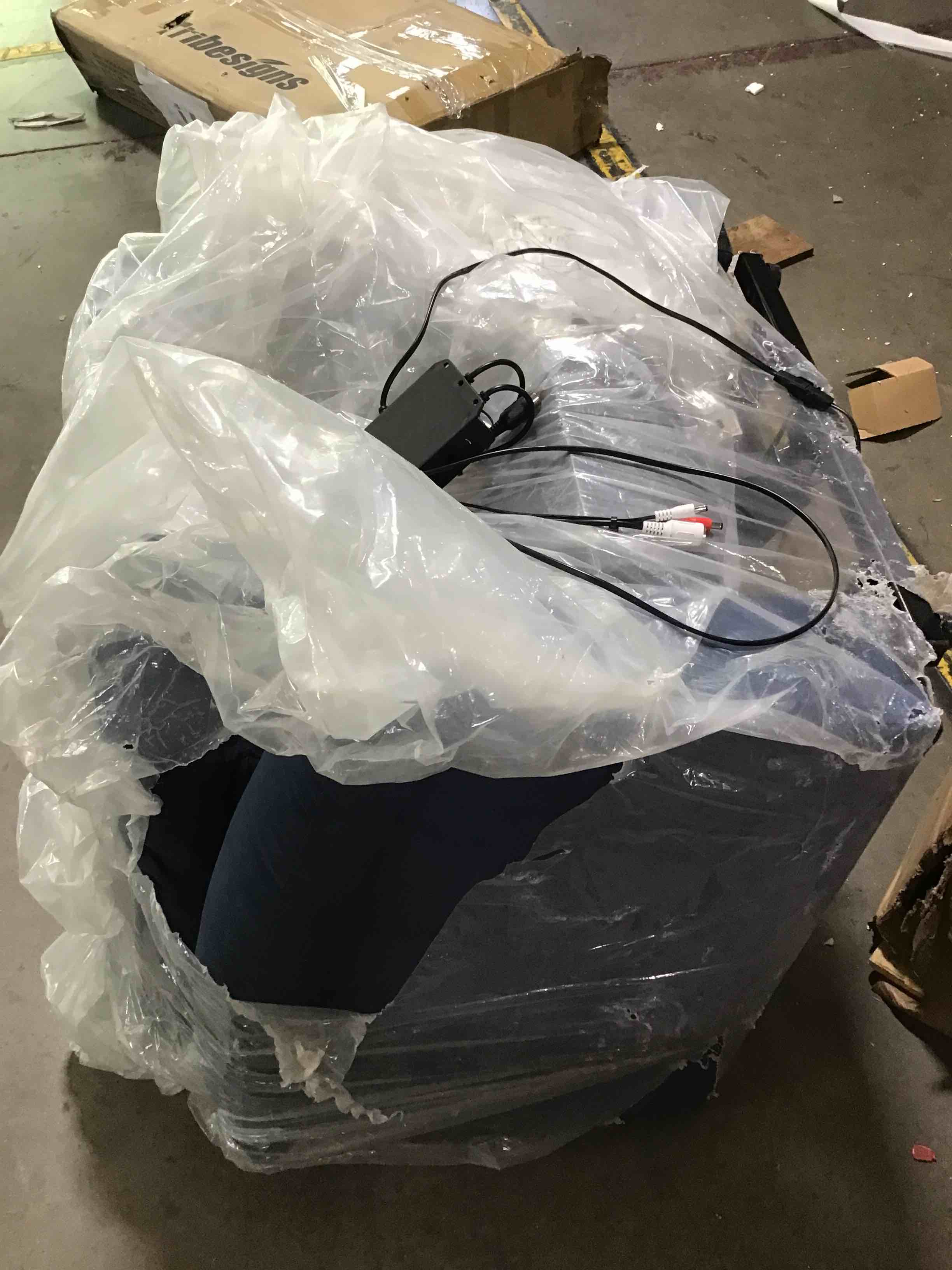 https://s3.amazonaws.com/lotting-images-prod/bidfta/RED4303210_1693921622190.jpeg