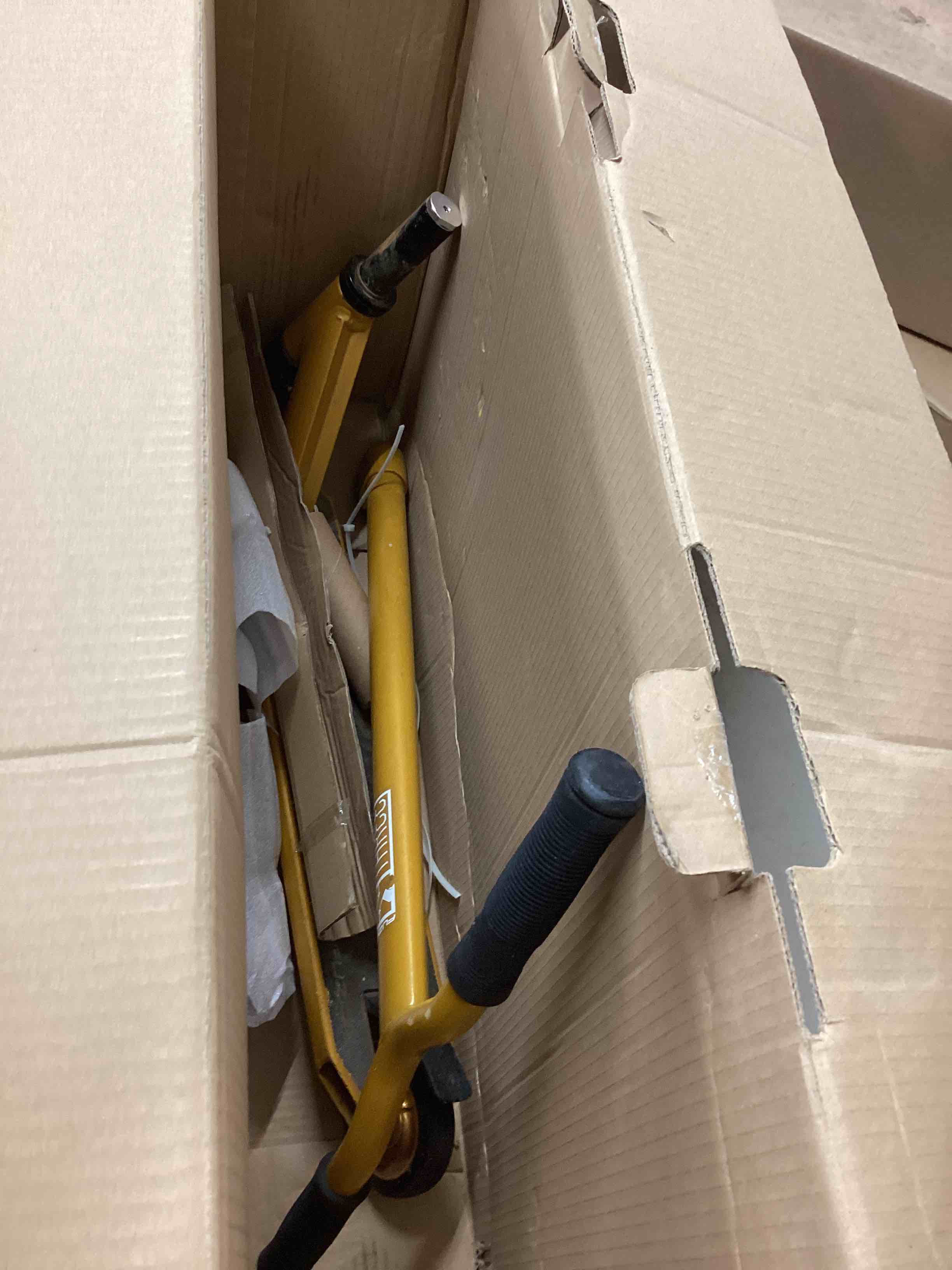 https://s3.amazonaws.com/lotting-images-prod/bidfta/RED4348326_1685579895921.jpeg