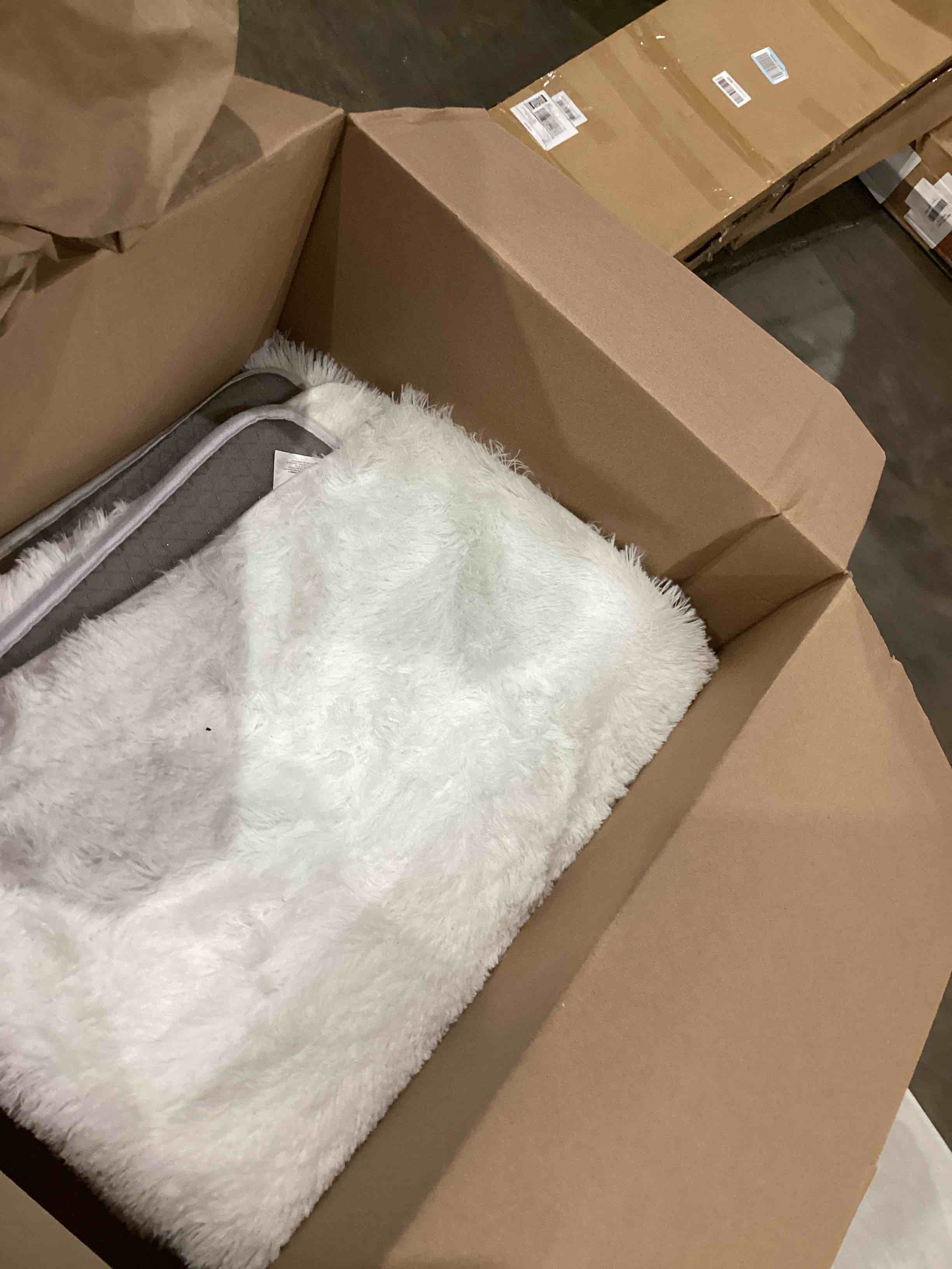 https://s3.amazonaws.com/lotting-images-prod/bidfta/RED4410909_1750703131053.jpeg