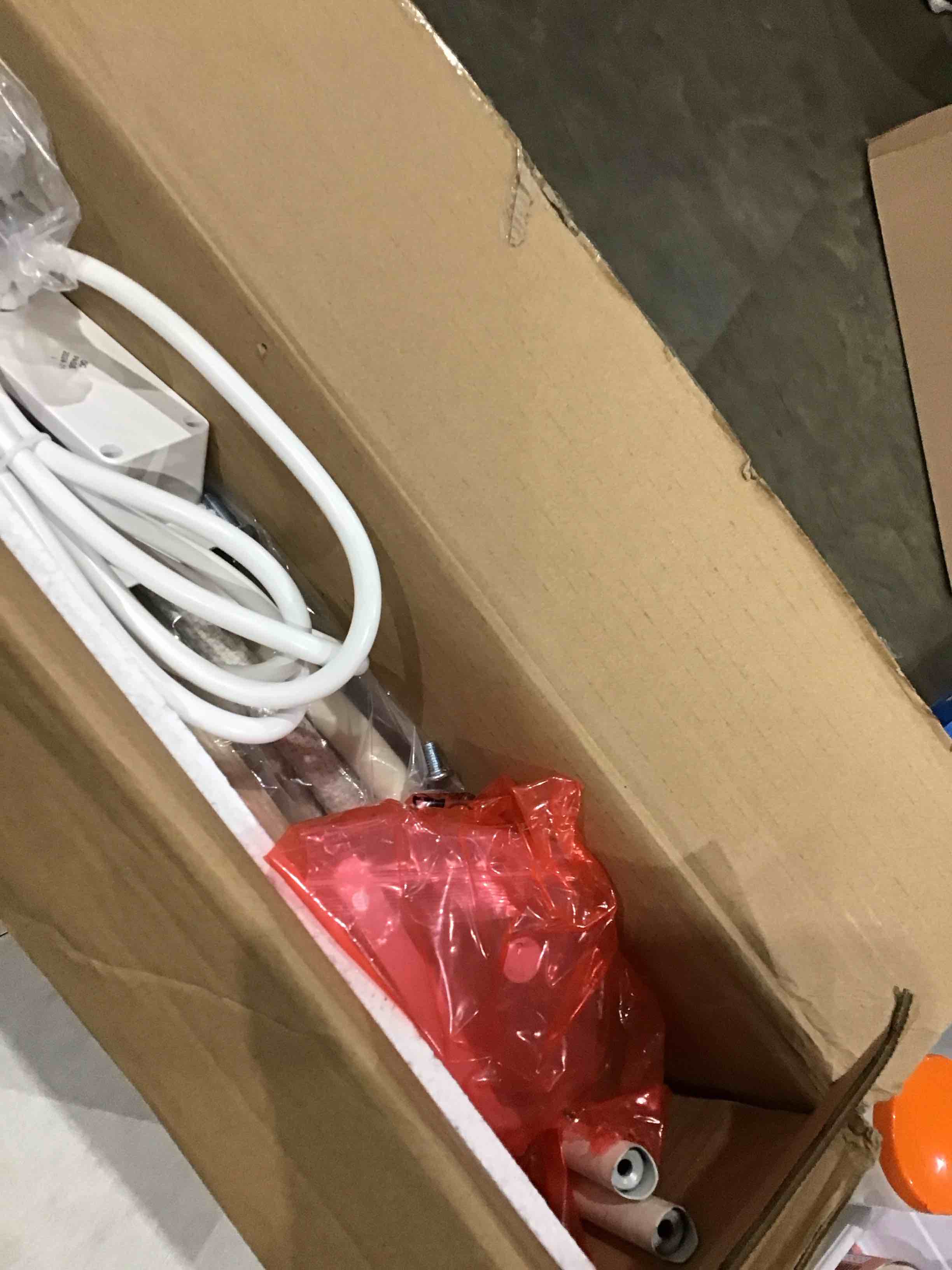 https://s3.amazonaws.com/lotting-images-prod/bidfta/RED4411296_1751285630877.jpeg