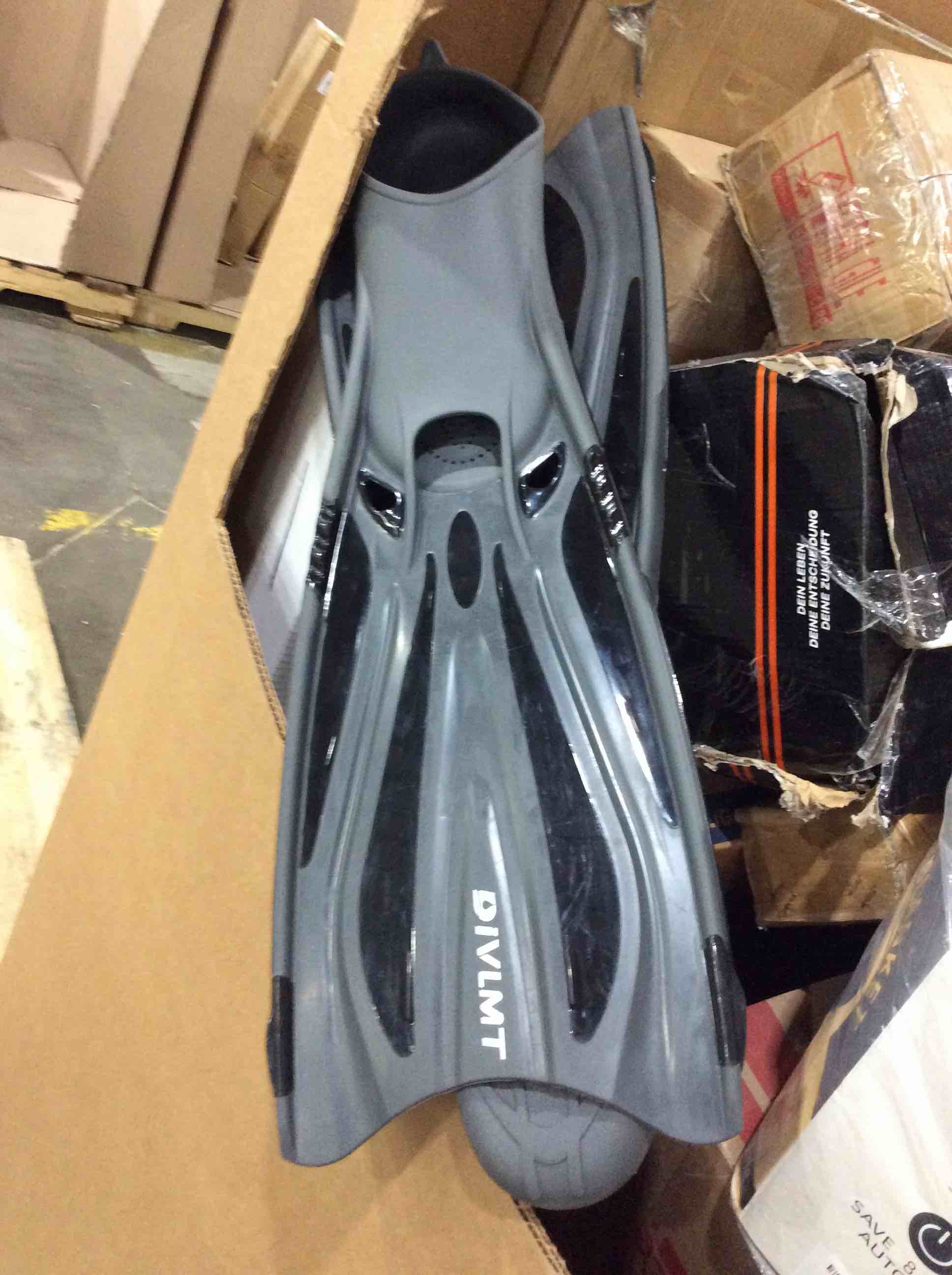 https://s3.amazonaws.com/lotting-images-prod/bidfta/RED4517667_1681489614933.jpeg