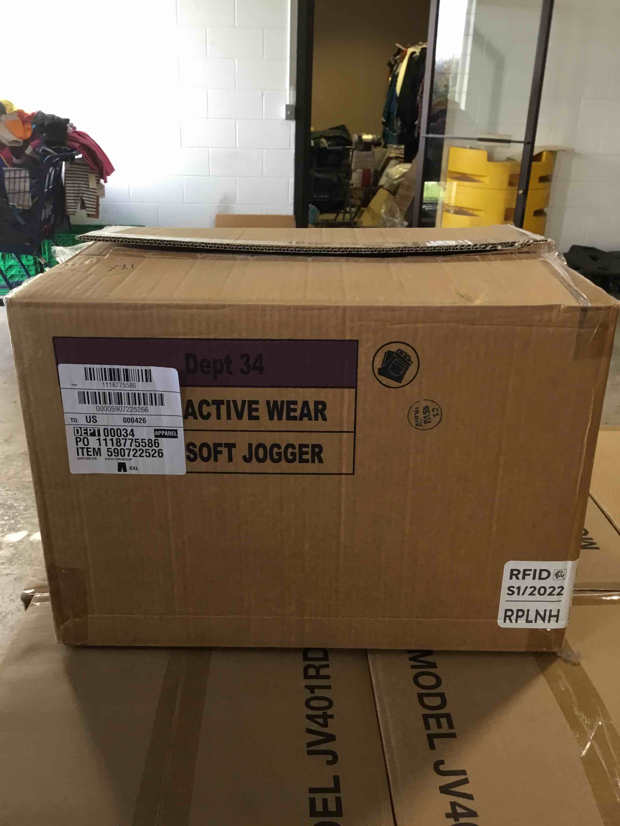https://s3.amazonaws.com/lotting-images-prod/bidfta/RED4537914_1699382605069.jpeg