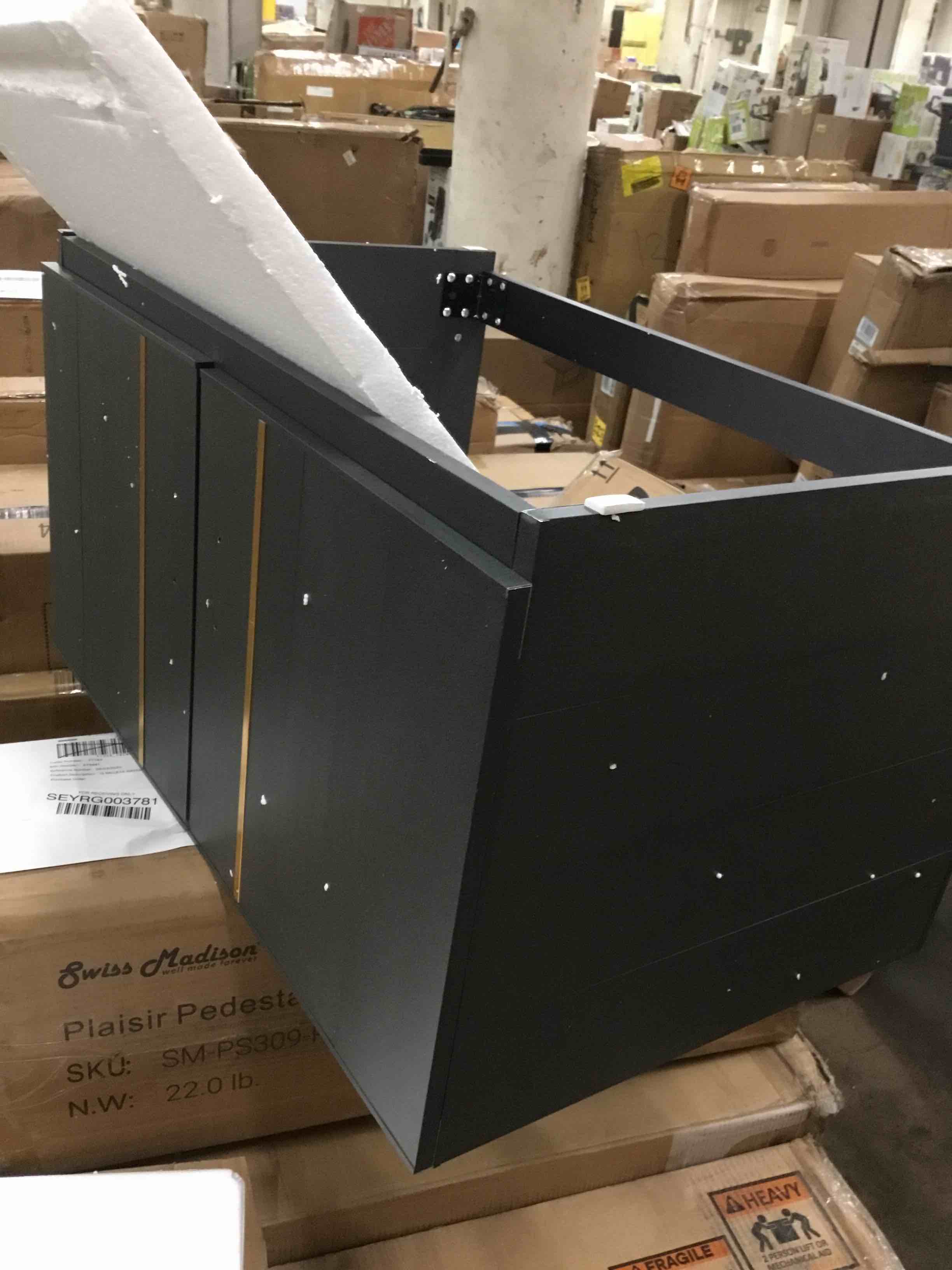 https://s3.amazonaws.com/lotting-images-prod/bidfta/RED4558482_1687782977121.jpeg