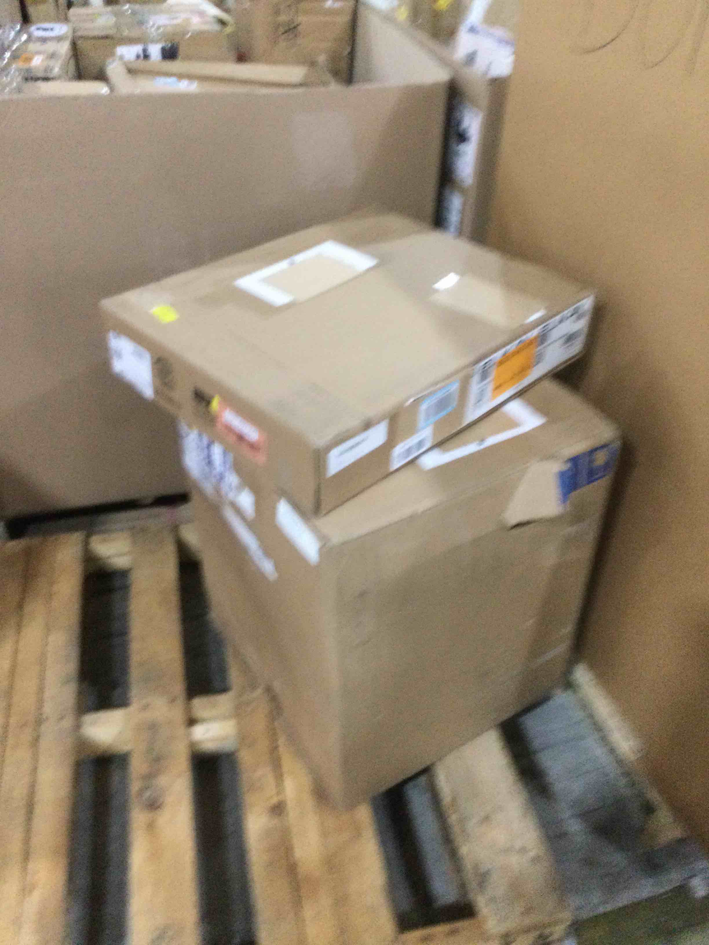 https://s3.amazonaws.com/lotting-images-prod/bidfta/RED4593447_1689703605883.jpeg