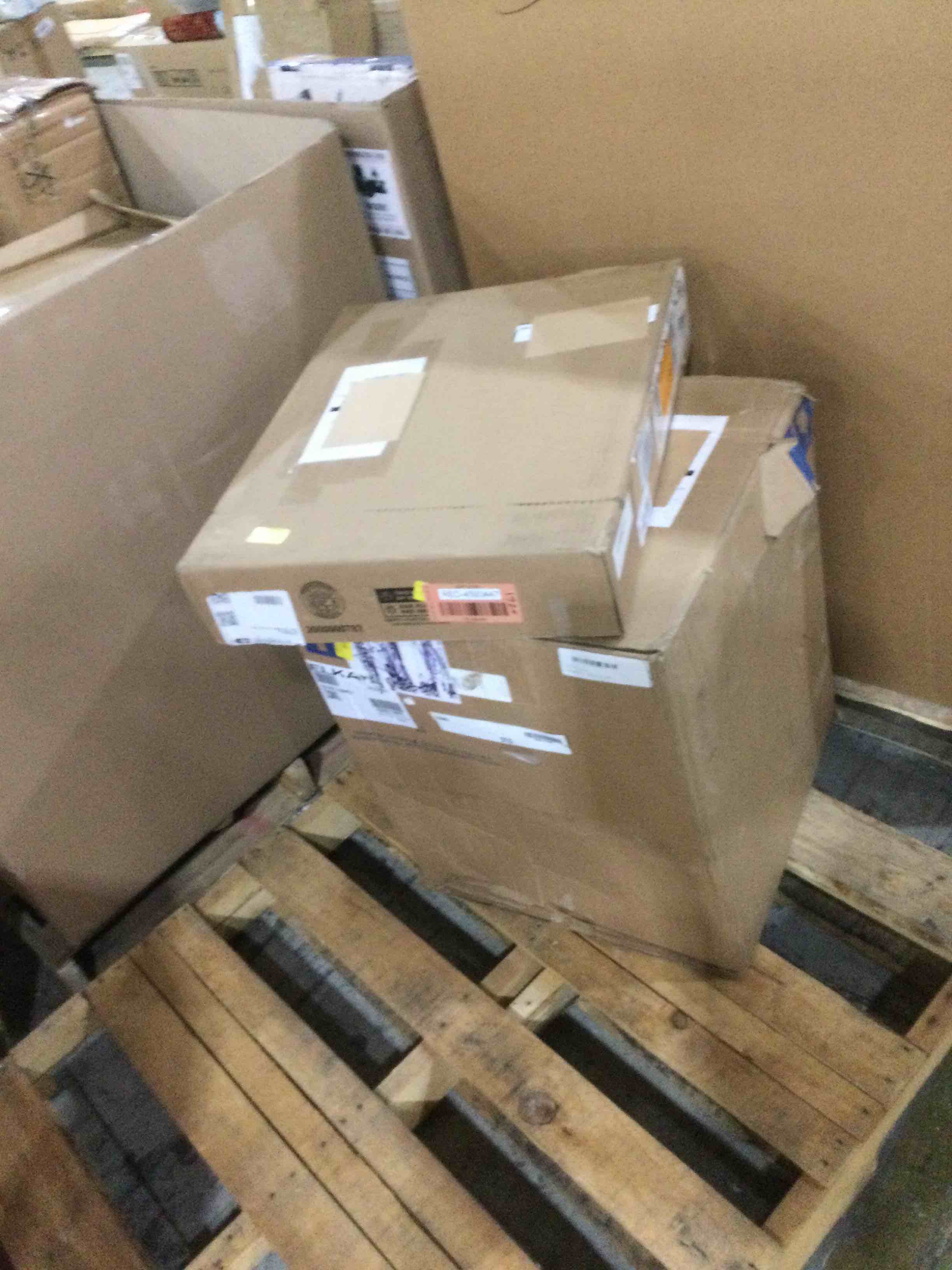 https://s3.amazonaws.com/lotting-images-prod/bidfta/RED4593447_1689703607762.jpeg
