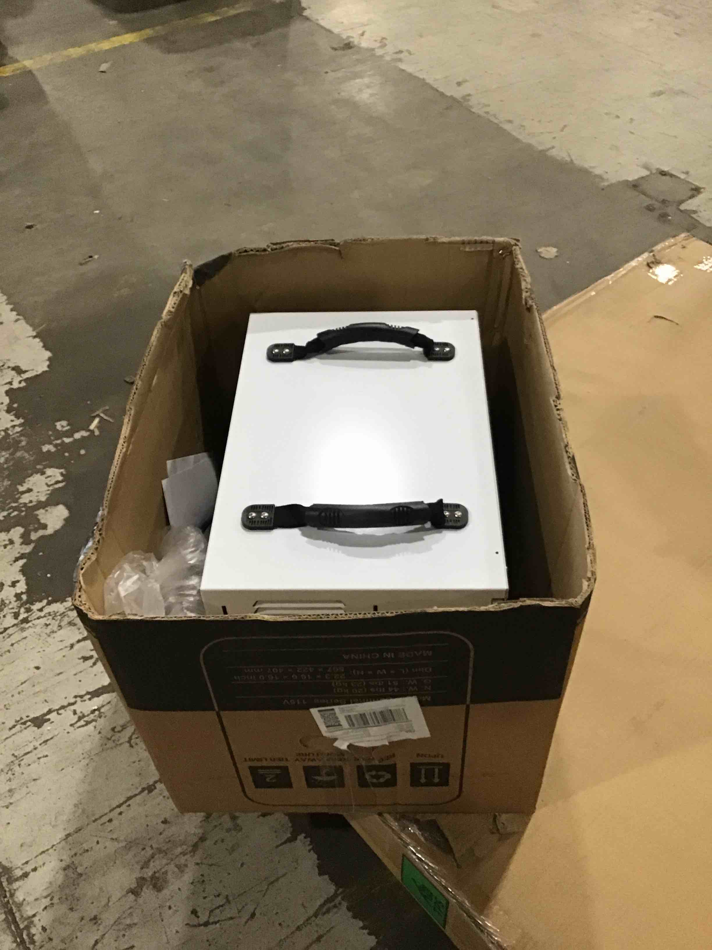 https://s3.amazonaws.com/lotting-images-prod/bidfta/RED4597003_1687197701633.jpeg