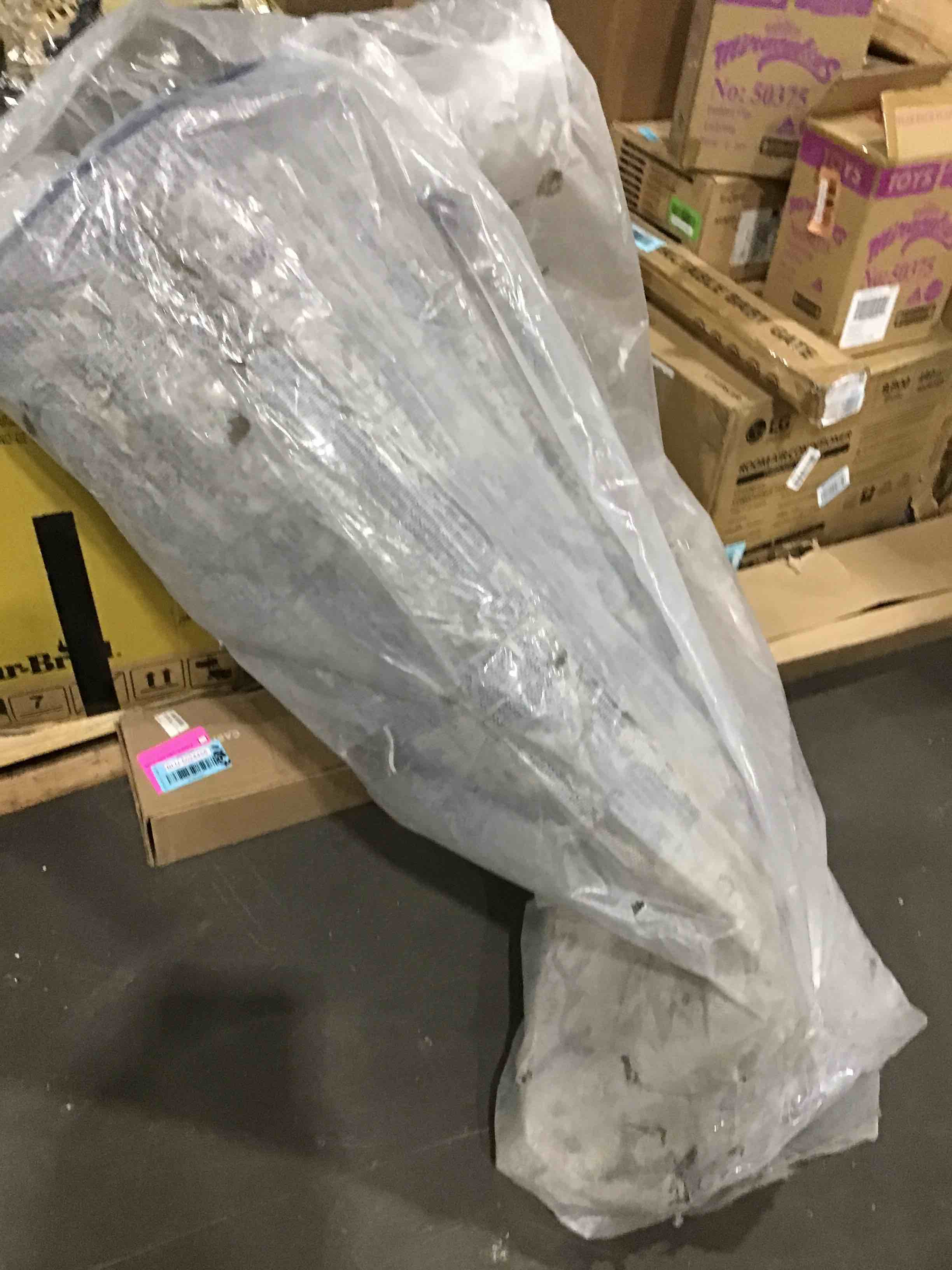 https://s3.amazonaws.com/lotting-images-prod/bidfta/RED4602562_1693496832882.jpeg