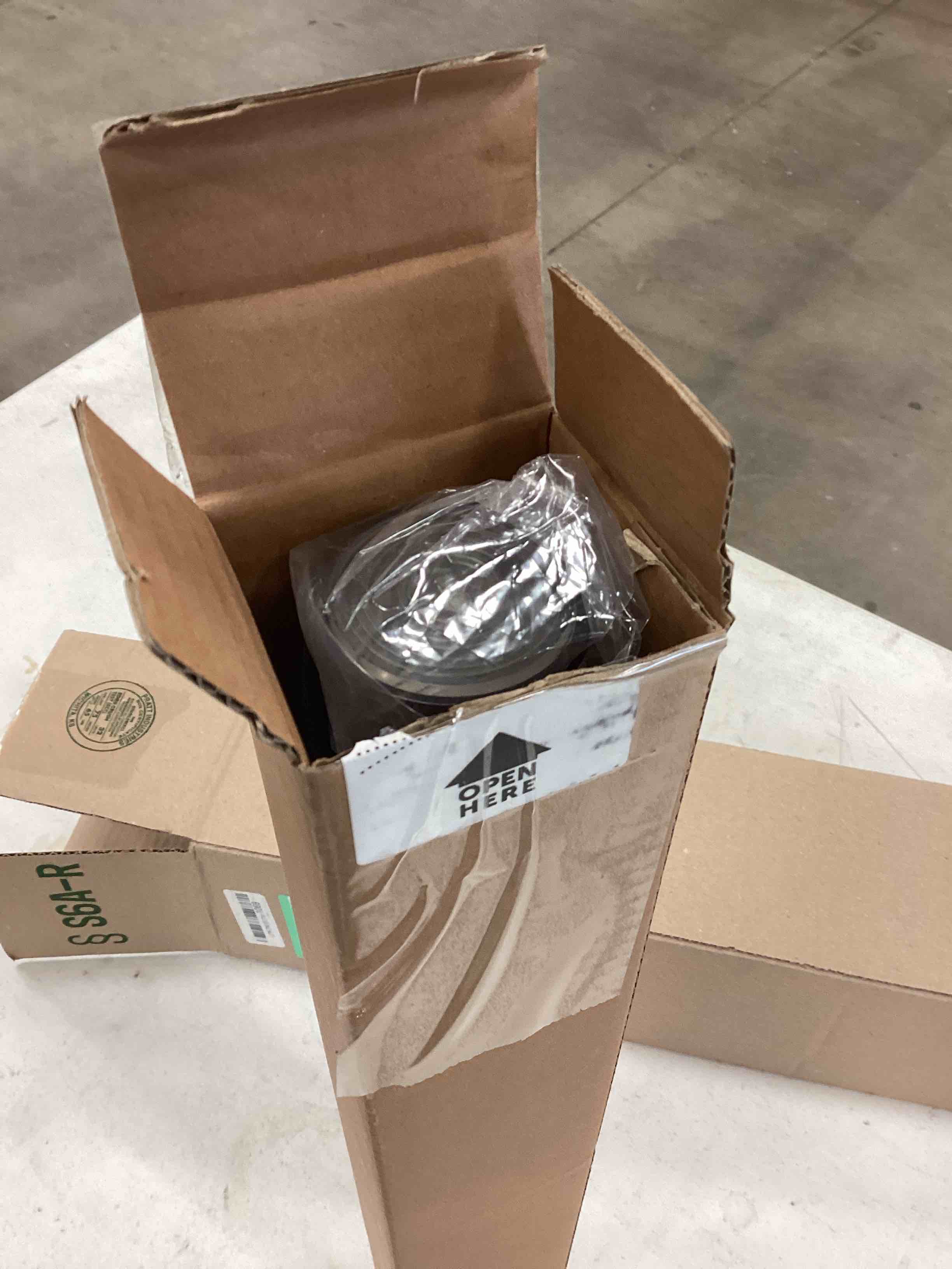 https://s3.amazonaws.com/lotting-images-prod/bidfta/RED4645960_1689693758604.jpeg