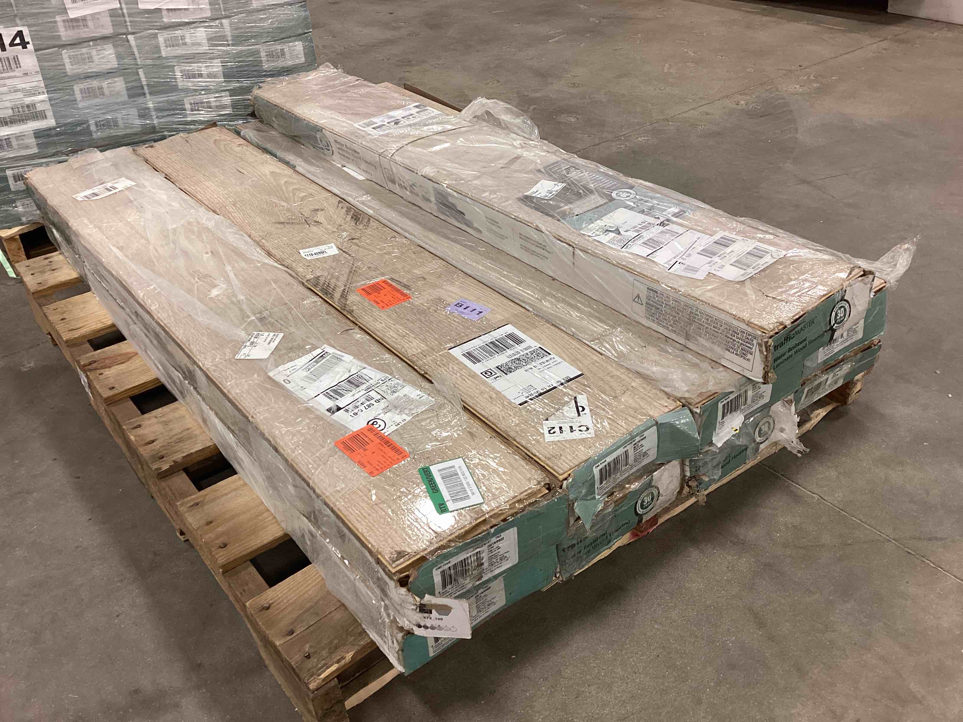 9 Boxes 215 Sq Ft Of Oak Knoll 8mm Laminate Flooring Your Bid Per Sq Ft