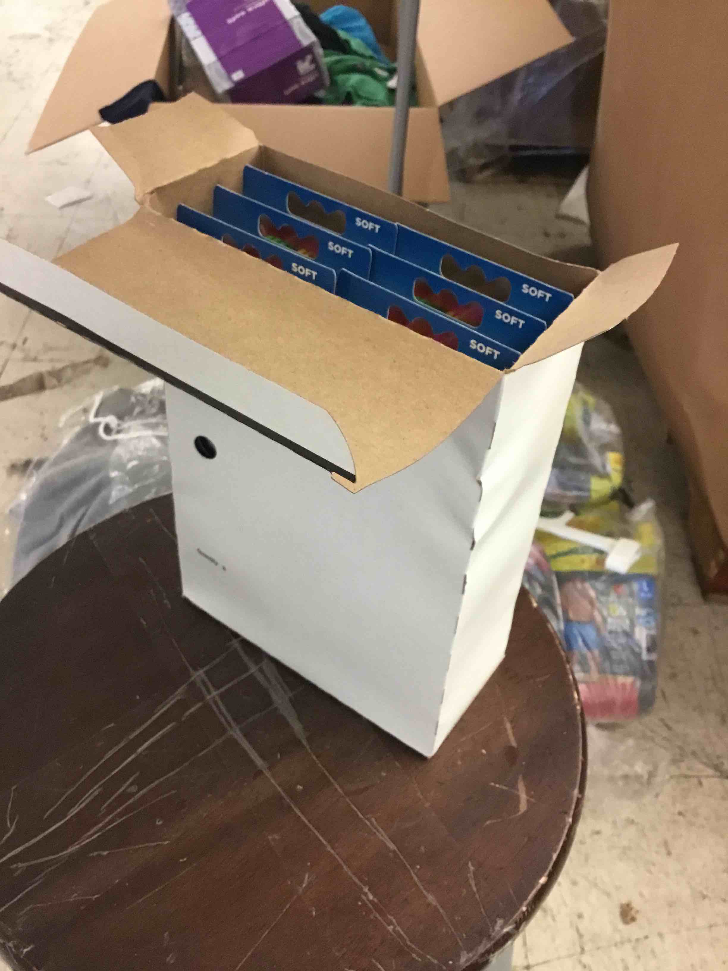 https://s3.amazonaws.com/lotting-images-prod/bidfta/RED4700330_1689192045553.jpeg