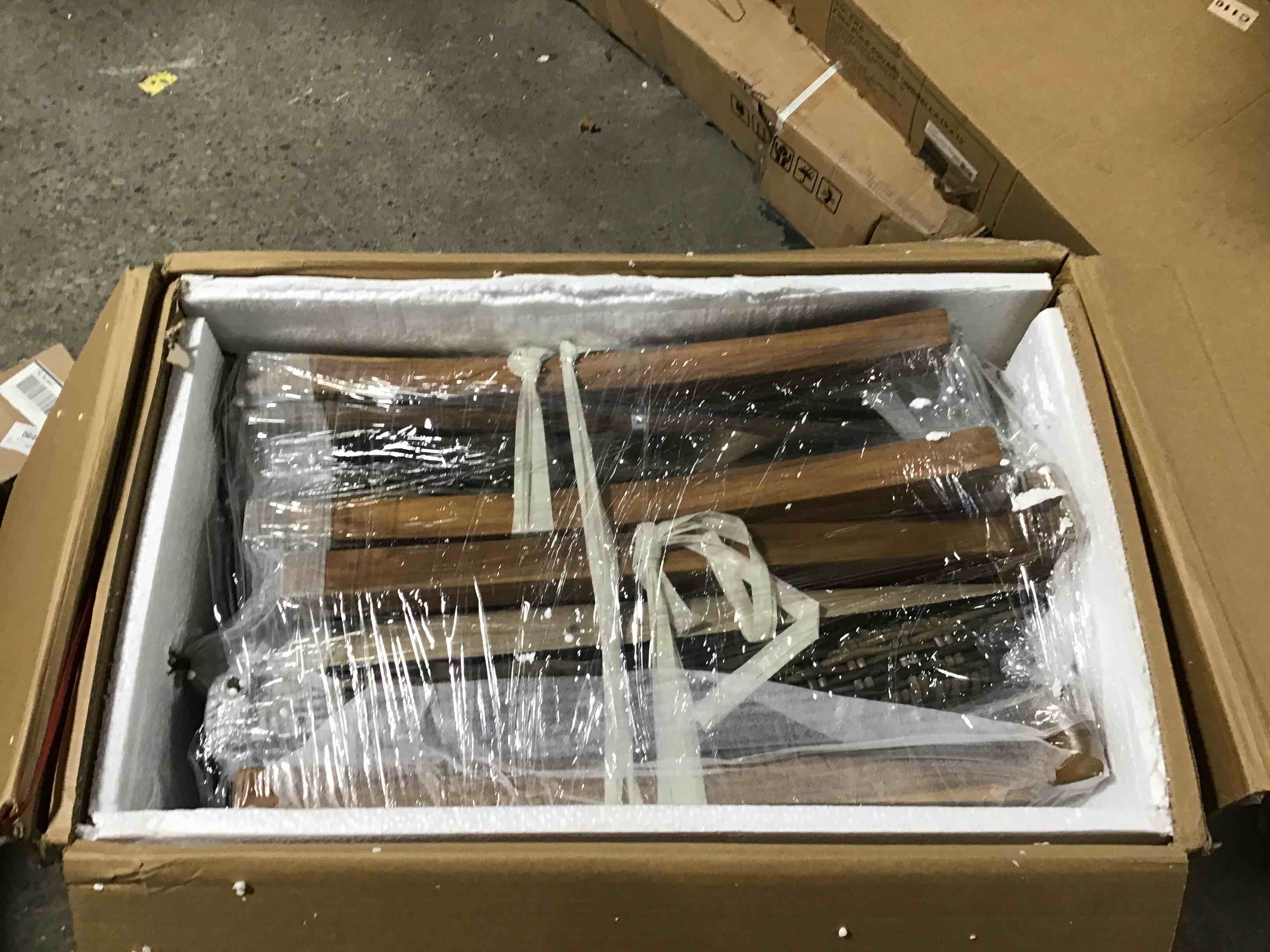 https://s3.amazonaws.com/lotting-images-prod/bidfta/RED4732357_1685649279900.jpeg