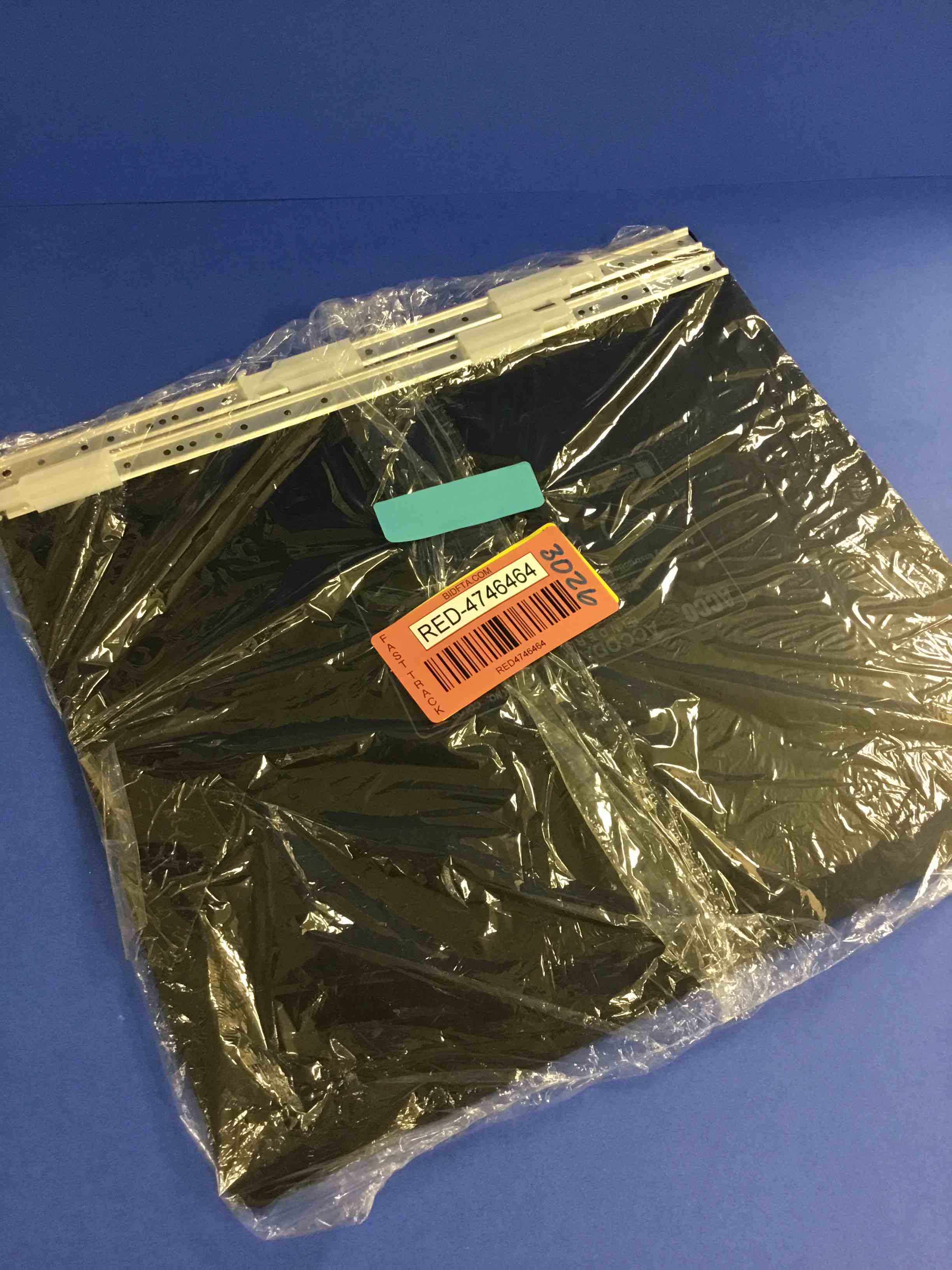 https://s3.amazonaws.com/lotting-images-prod/bidfta/RED4746464_1690469848701.jpeg