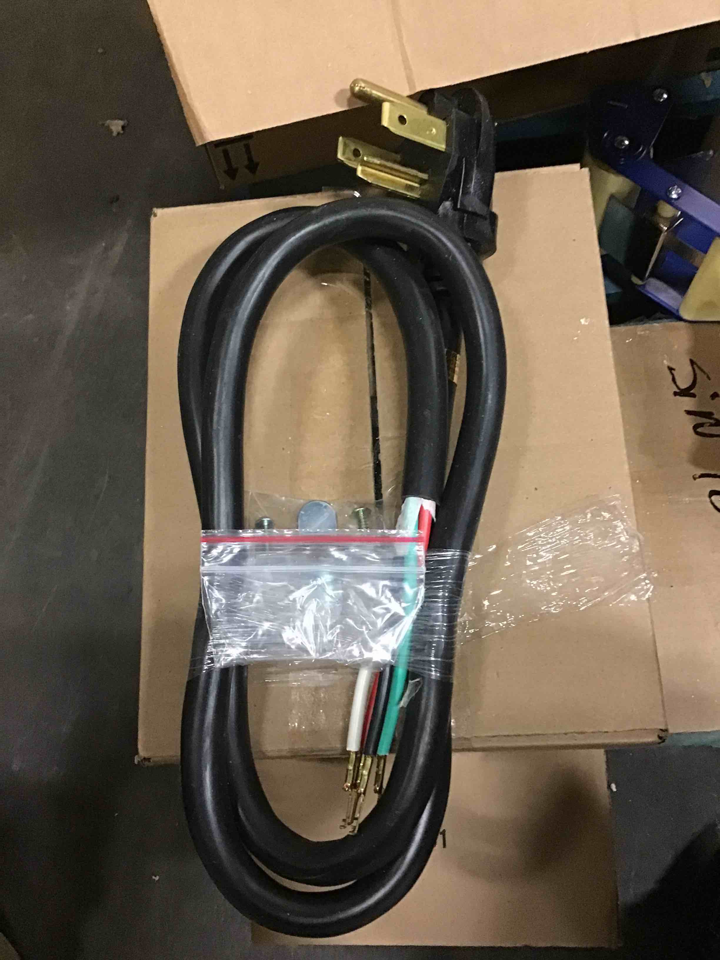 https://s3.amazonaws.com/lotting-images-prod/bidfta/RED4769775_1684528698193.jpeg