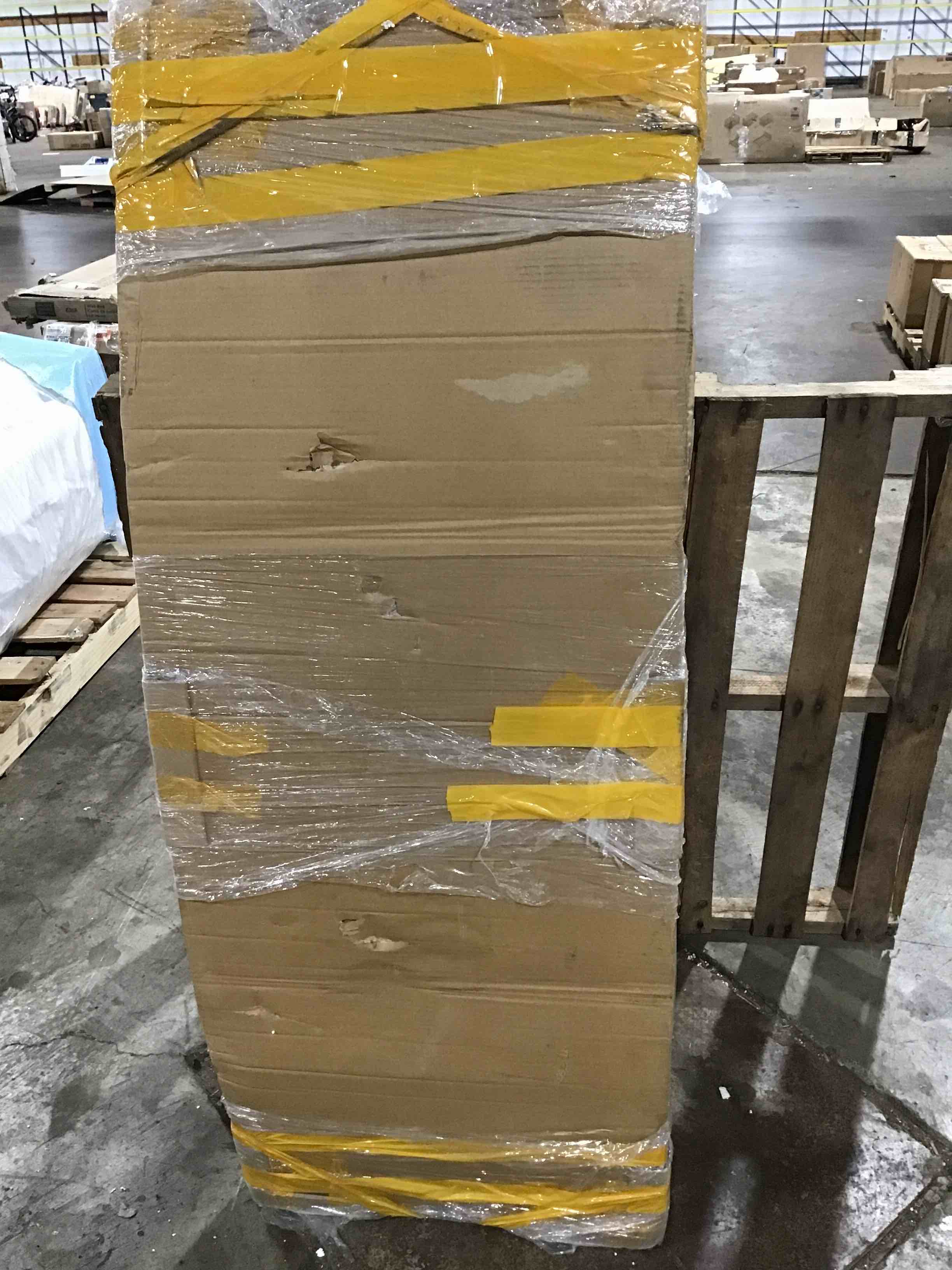 https://s3.amazonaws.com/lotting-images-prod/bidfta/RED4819125_1691500229069.jpeg