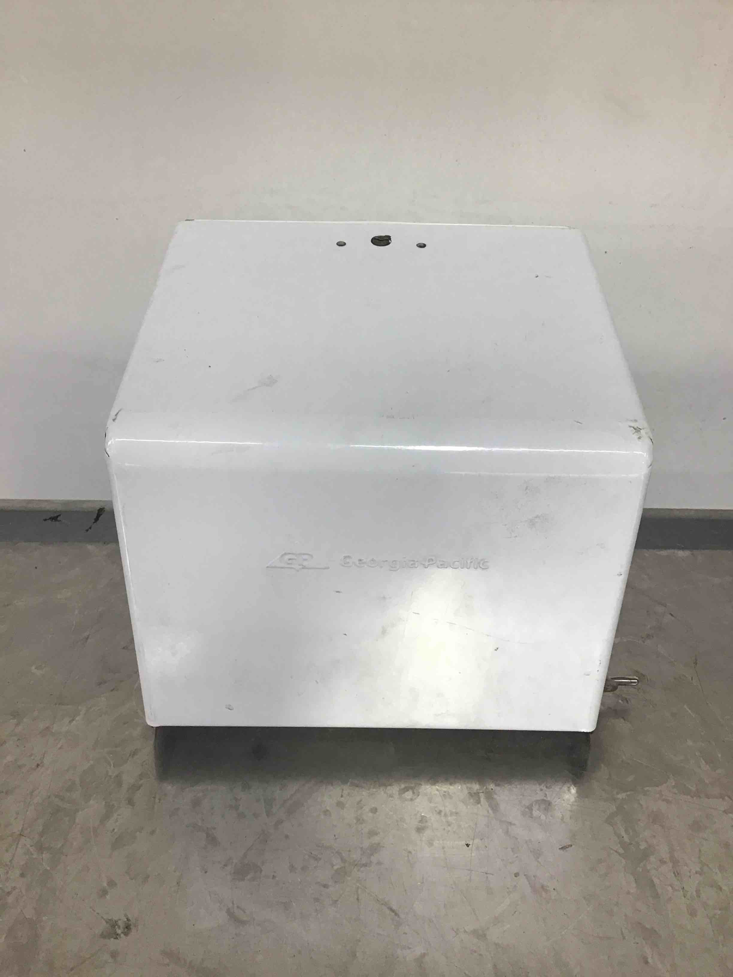 GEORGIA PACIFIC PAPER TOWL DISPENSER