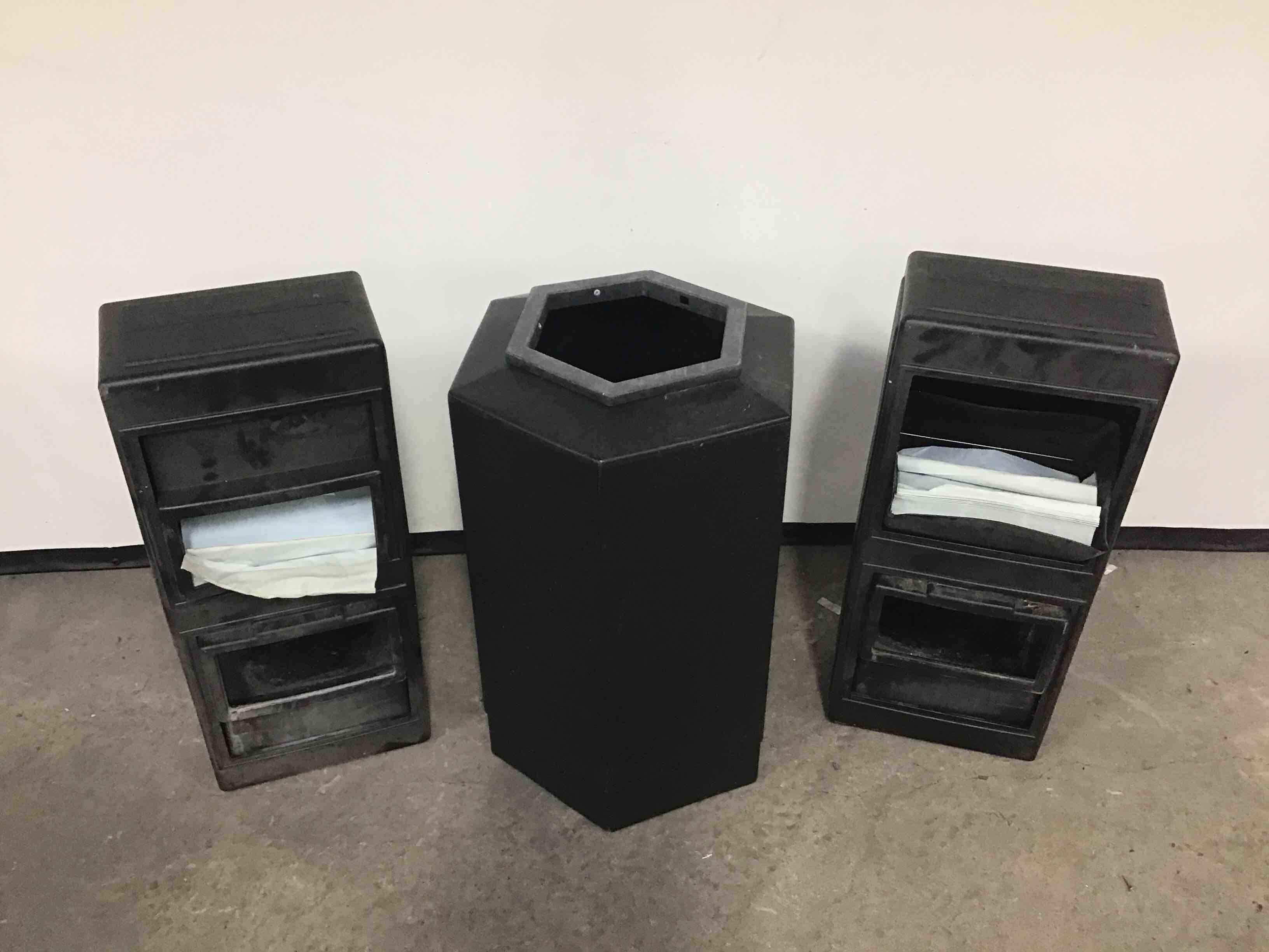 PLASTIC OUTDOOR TRASH RECEPTACLE WITH DUAL WINDOW WASHING STATIONS