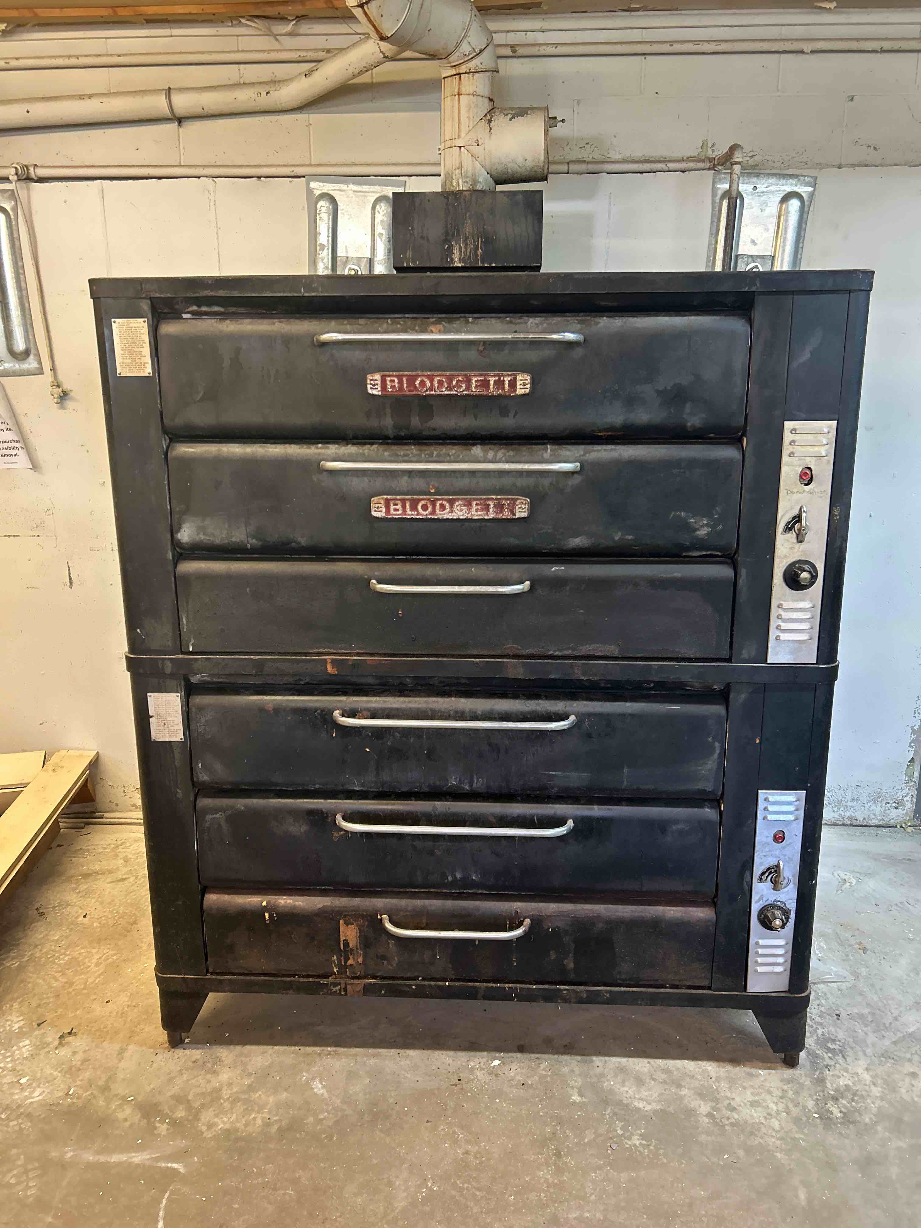 BLODGETT DOUBLE STACK DUAL DECK NATURAL GAS BAKING OVENS