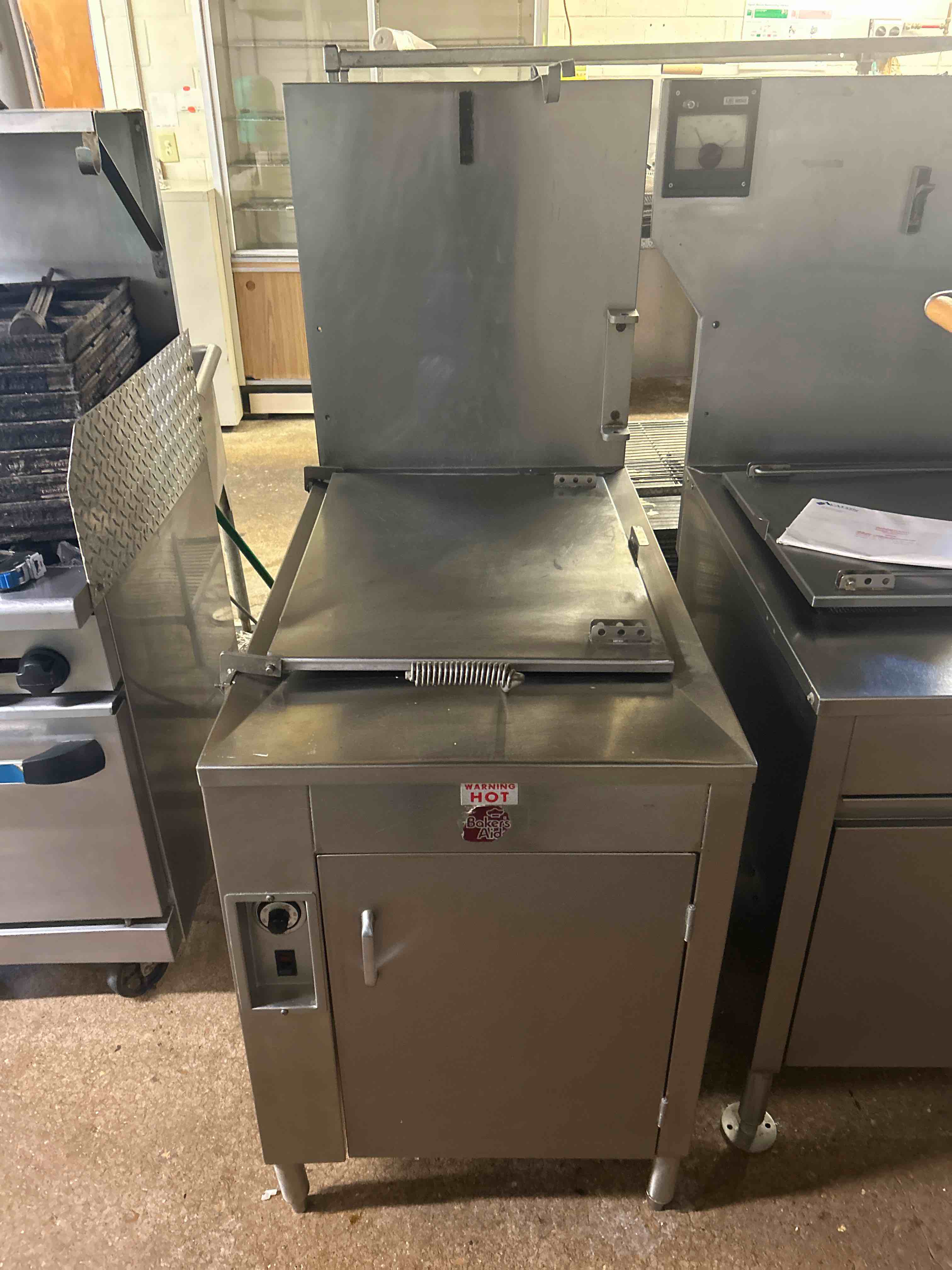AVALON STAINLESS STEEL NATURAL GAS 85lb CAPACITY DOUGHNUT FRYER