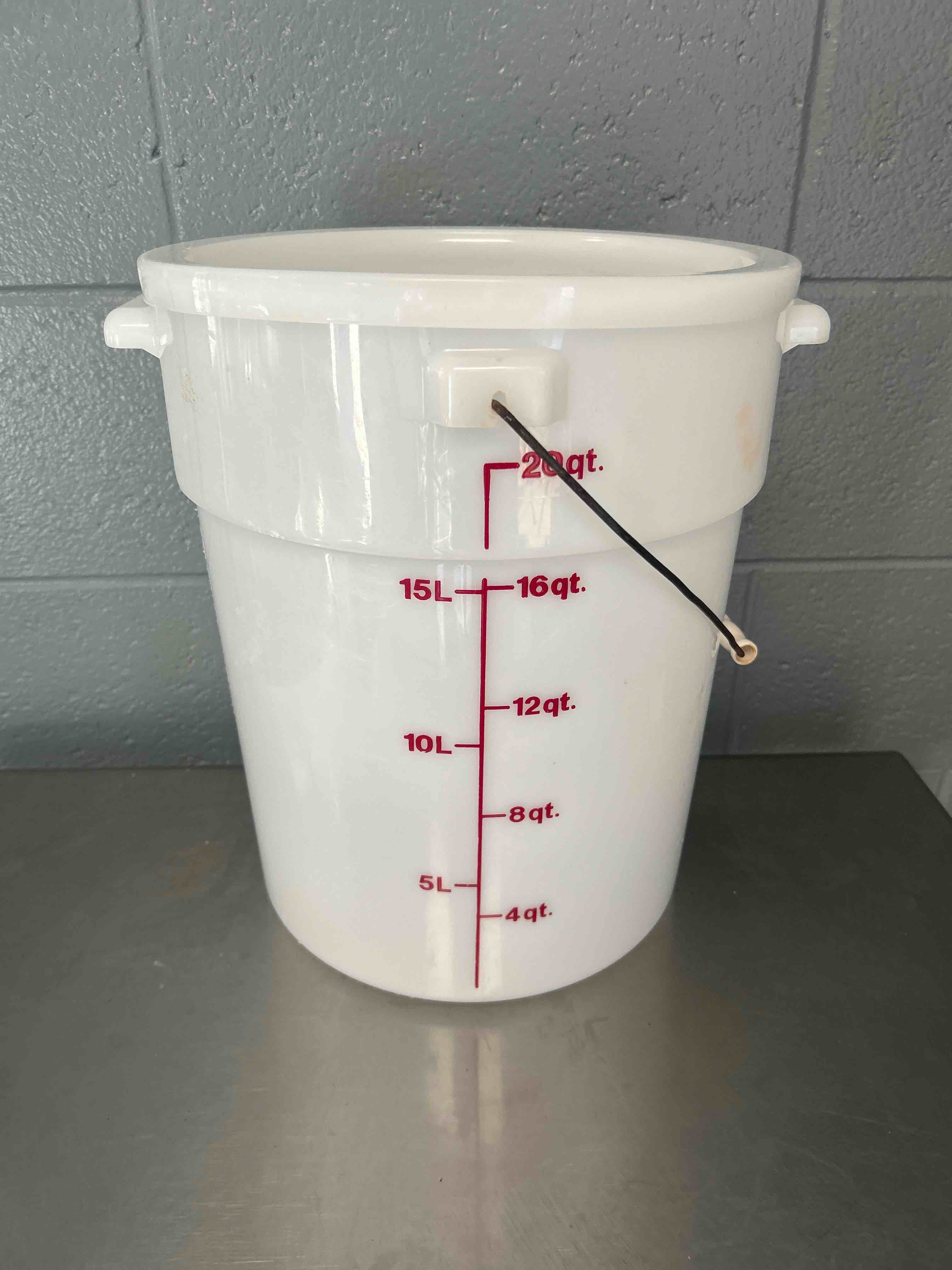 20 QUART STORAGE CONTAINER WITH LID