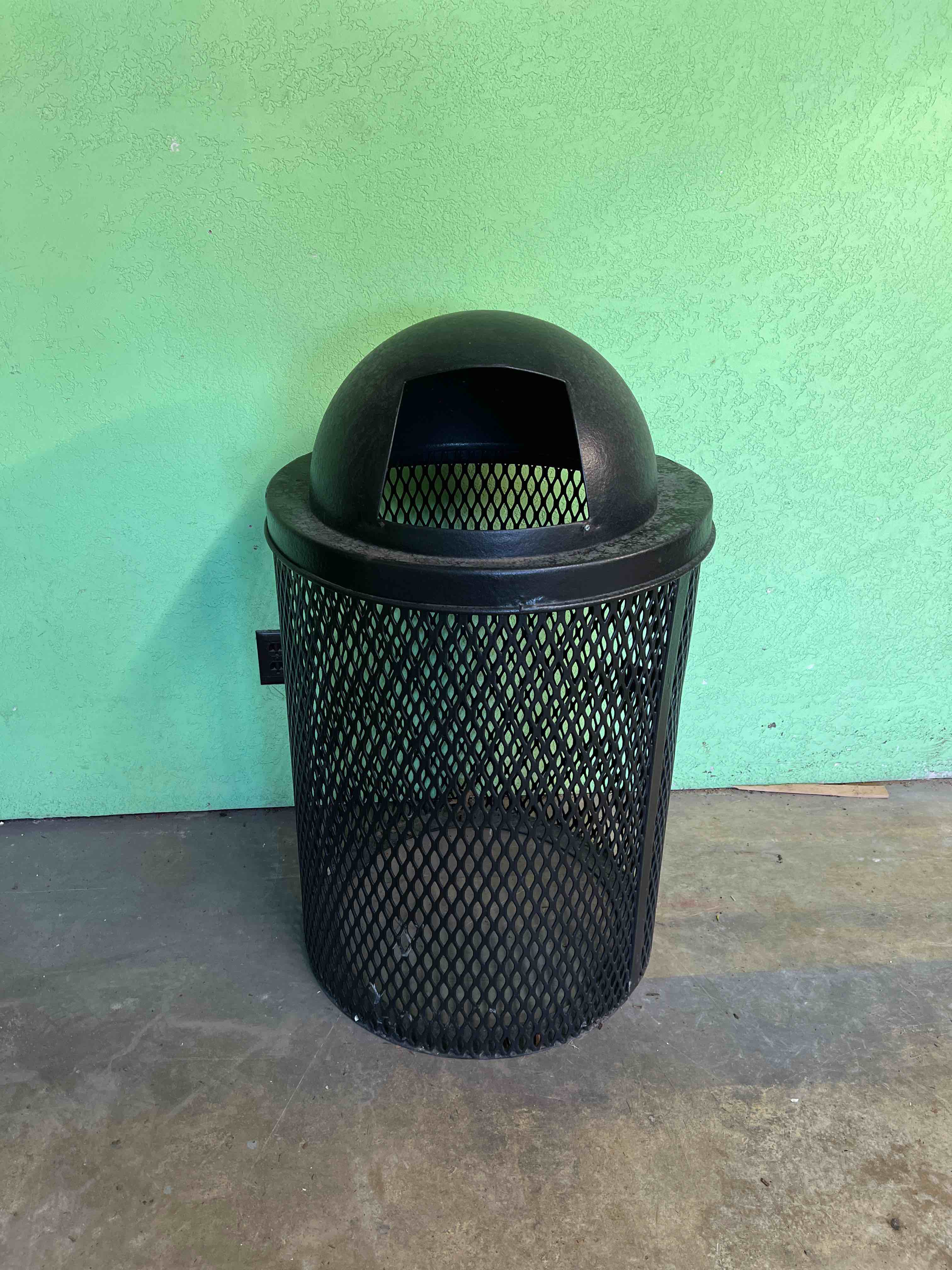 METAL TRASH RECEPTACLE CAGE