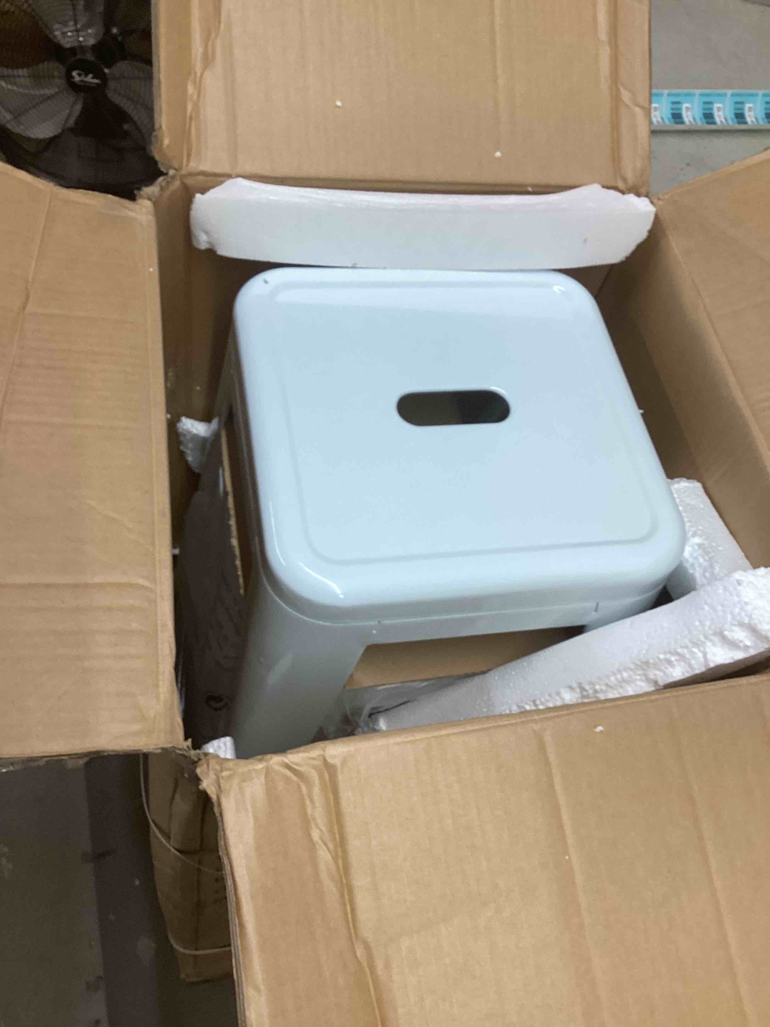 https://s3.amazonaws.com/lotting-images-prod/bidfta/RED4831980_1687296116906.jpeg