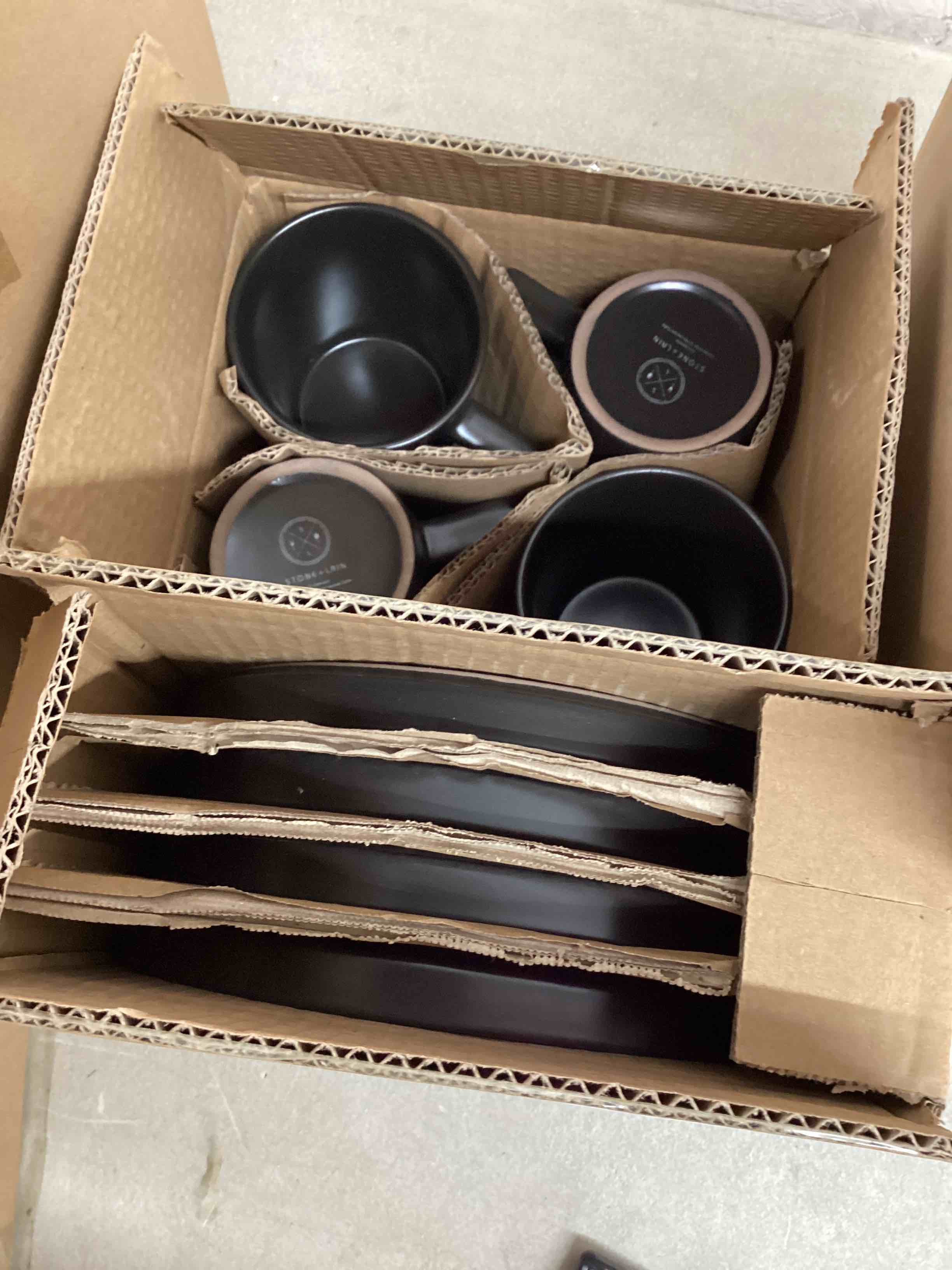 https://s3.amazonaws.com/lotting-images-prod/bidfta/RED4833104_1692311057488.jpeg