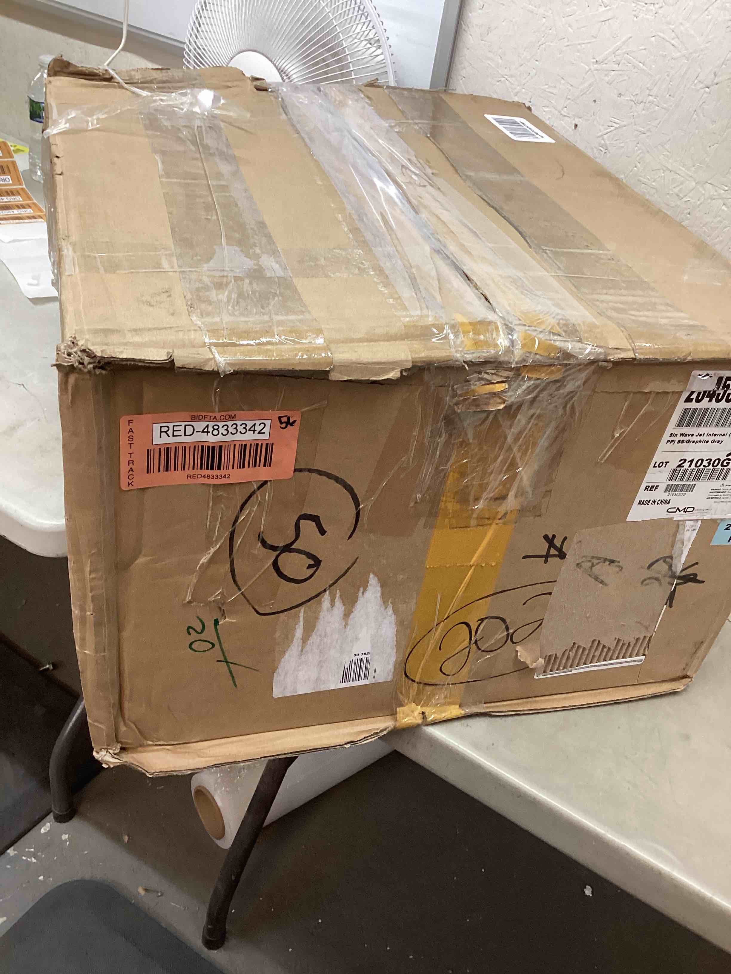 https://s3.amazonaws.com/lotting-images-prod/bidfta/RED4833342_1693676326332.jpeg