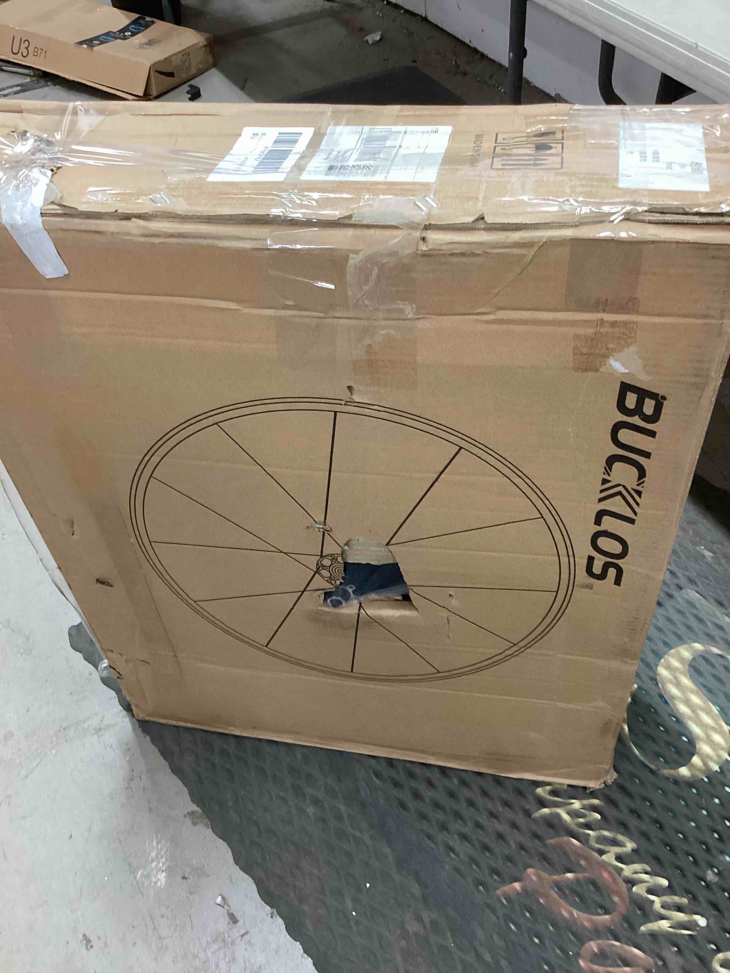 https://s3.amazonaws.com/lotting-images-prod/bidfta/RED4833414_1694035667362.jpeg