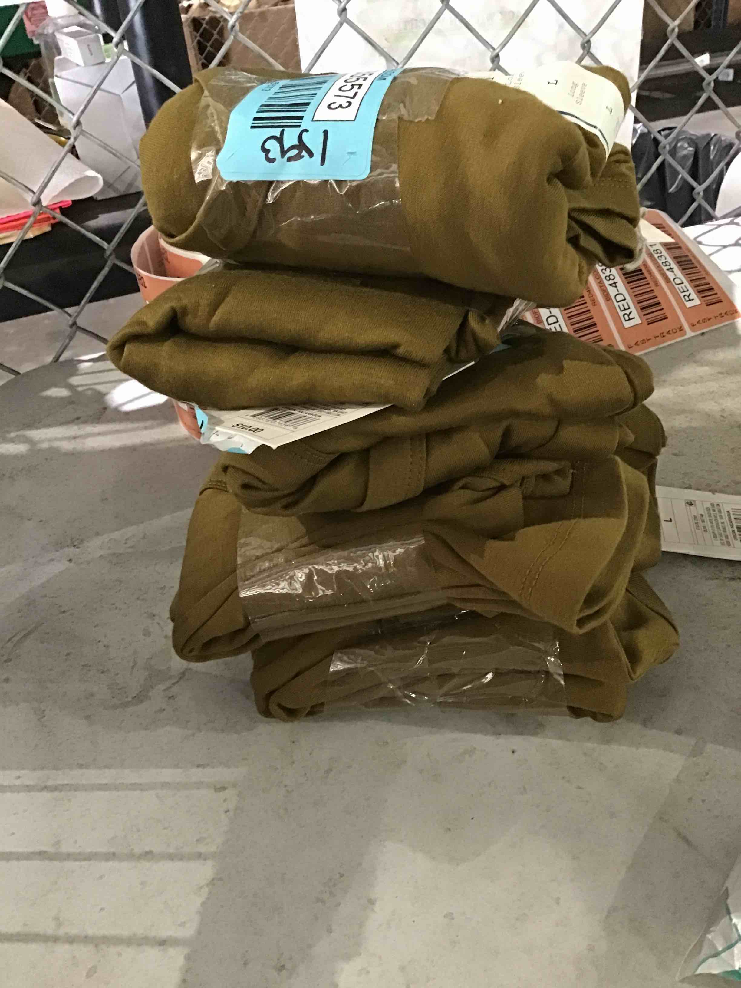 https://s3.amazonaws.com/lotting-images-prod/bidfta/RED4838125_1692382564605.jpeg