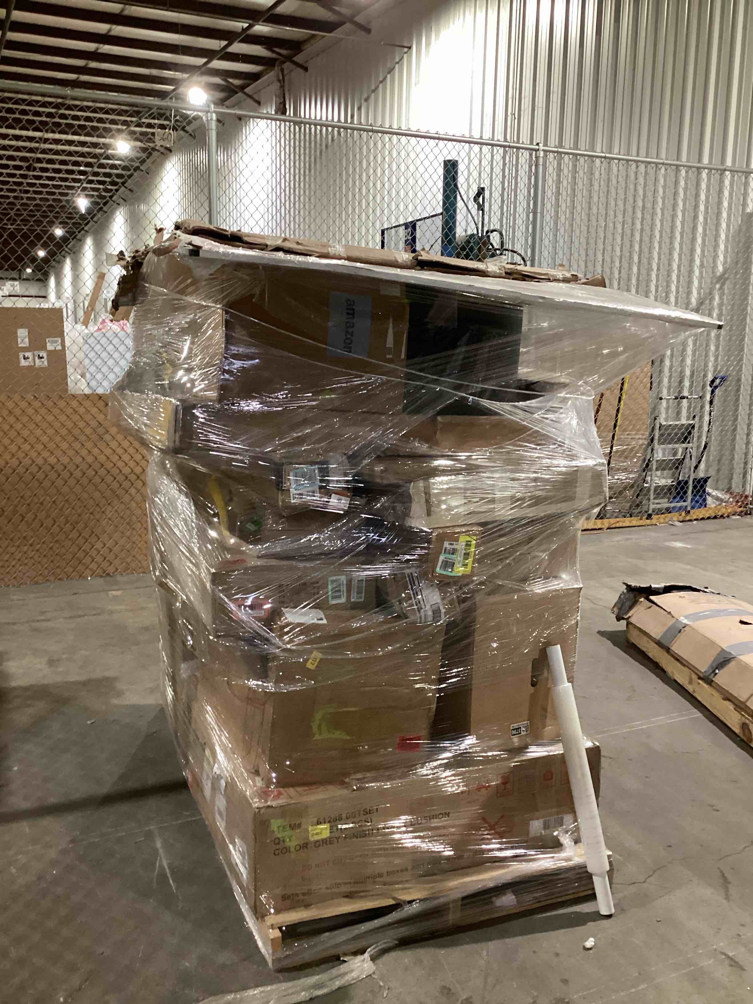 Pallet lot of assorted items- includes furniture, home decor, toys and more 