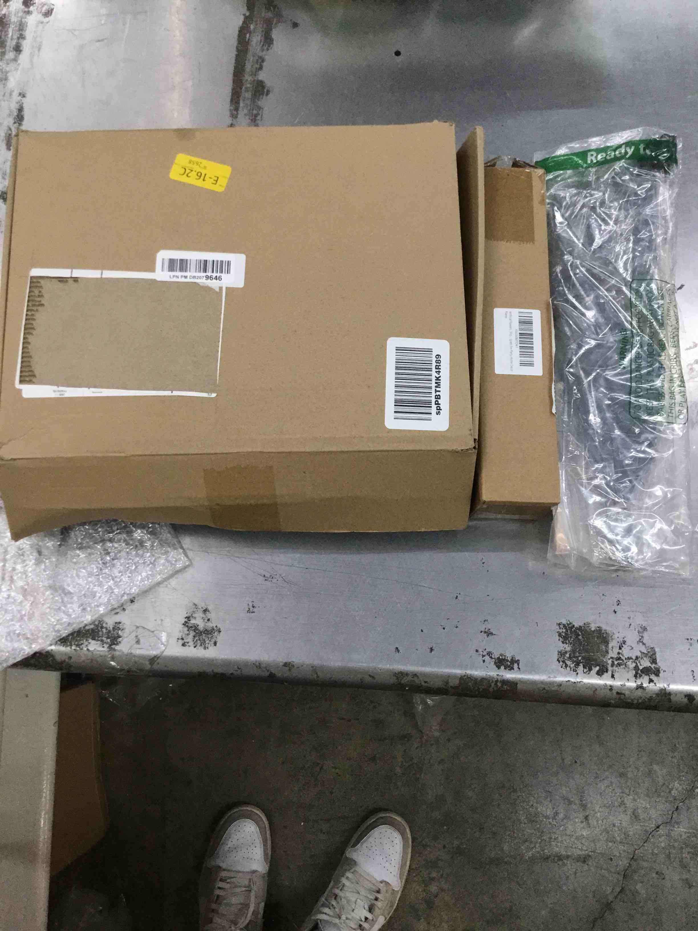 https://s3.amazonaws.com/lotting-images-prod/bidfta/RED4862212_1696366128742.jpeg