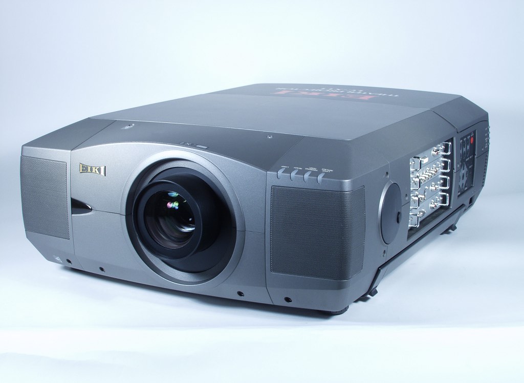 EIKI 5000 LUMAN THEATER PROJECTOR