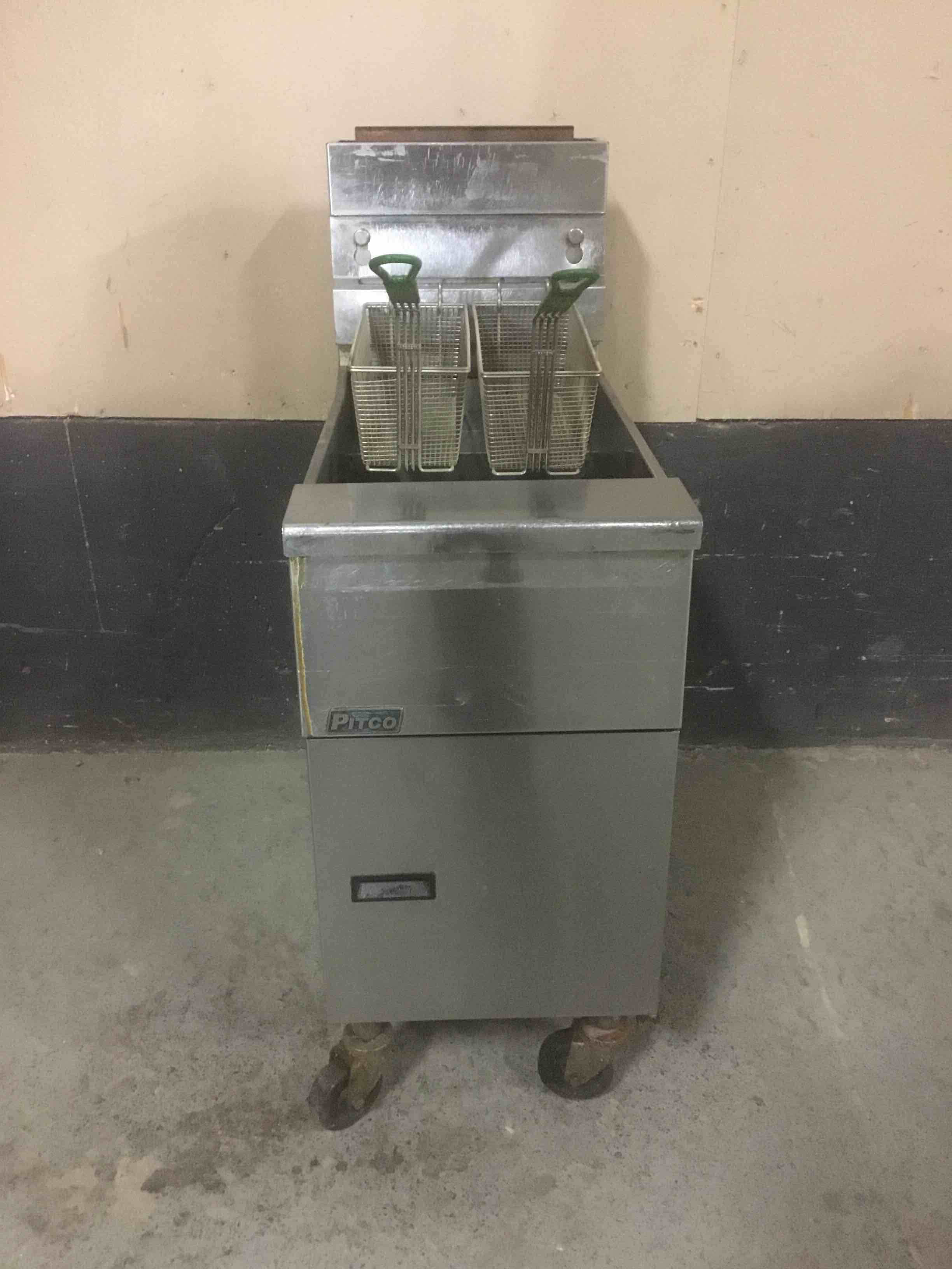 2015 PITCO STAINLESS STEEL 40 POUND CAPACITY NATURAL GAS FRYER ON CASTERS