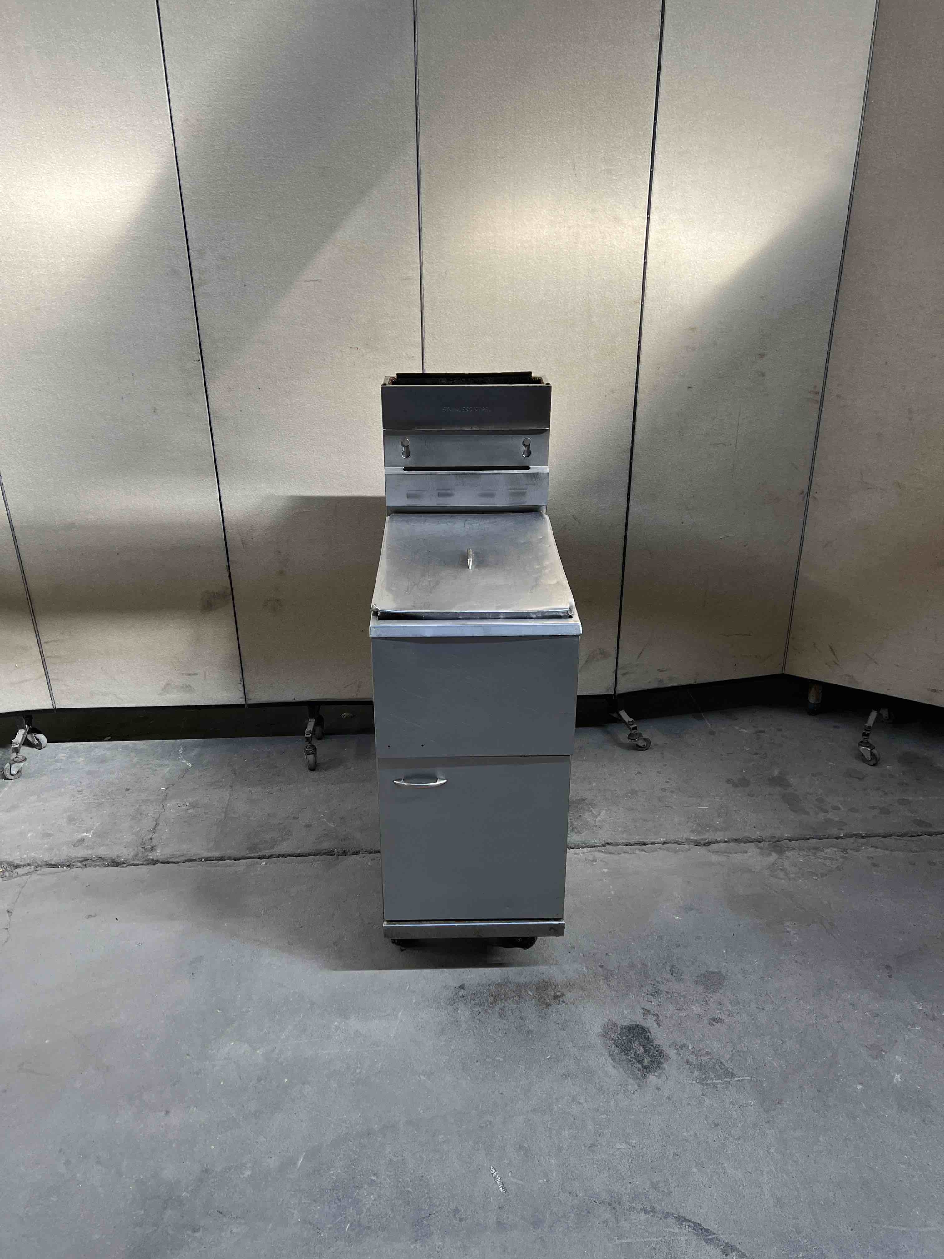 PITCO 40 LB NATURAL GAS DEEP FRYER ON CASTERS 