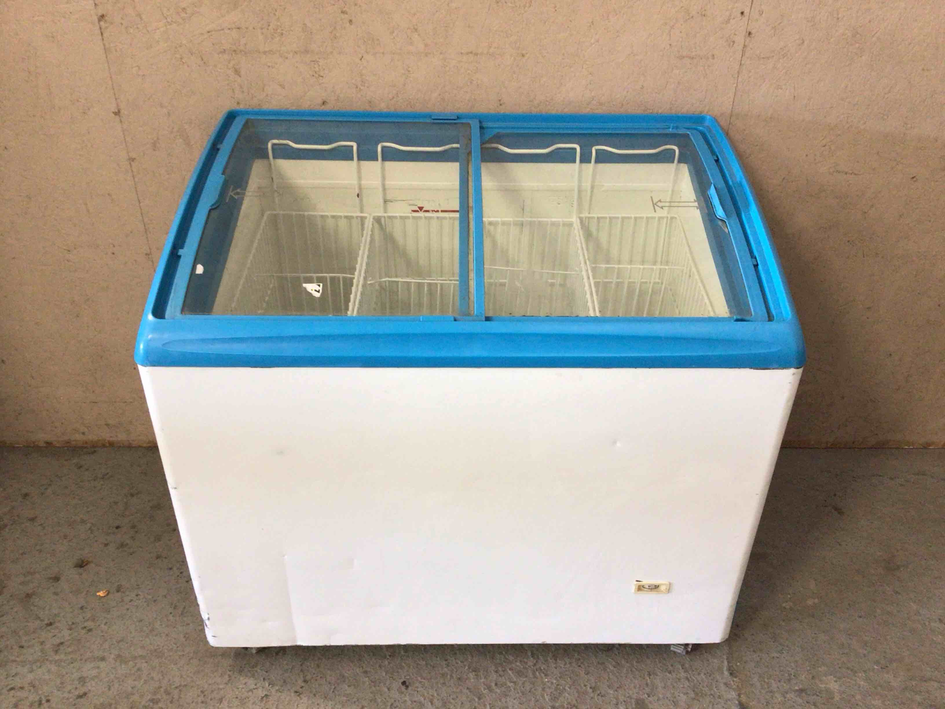 AHT 2 DOOR 4 BASKET ICE CREAM MERCHANDISER ON CASTERS