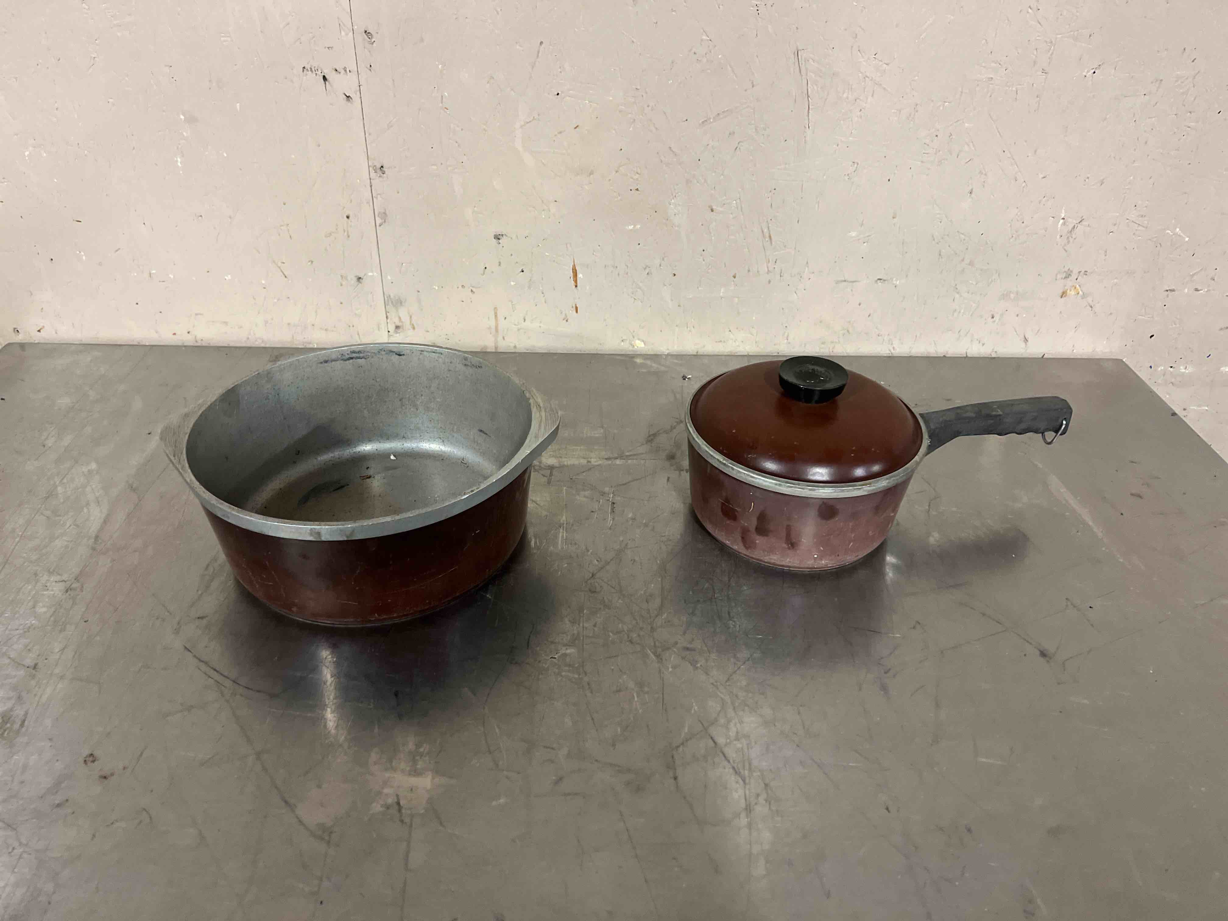 VARIOUS SAUCE POTS 