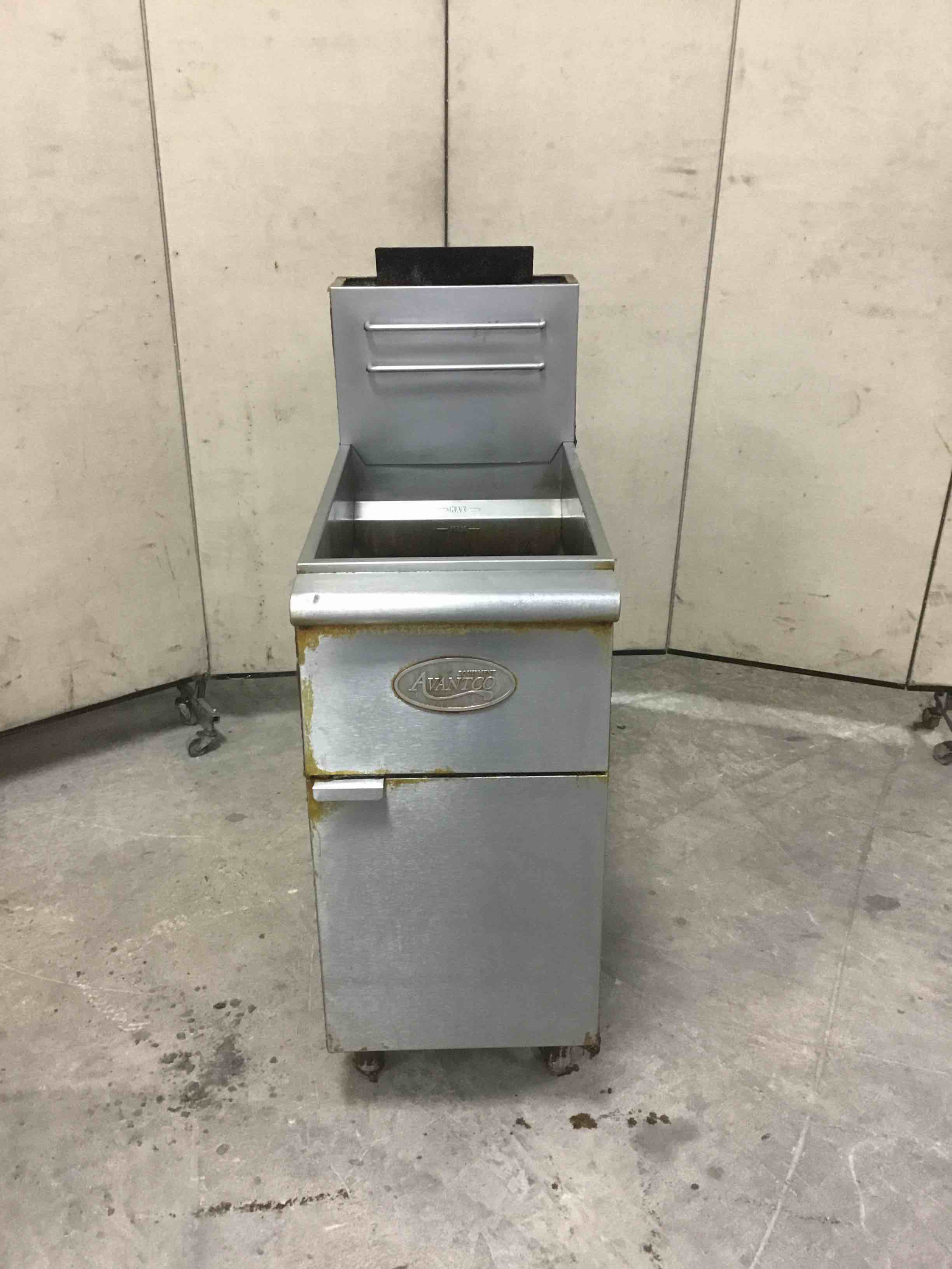 AVANTCO STAINLESS STEEL 40 POUND CAPACITY  NATURAL GAS FRYER 