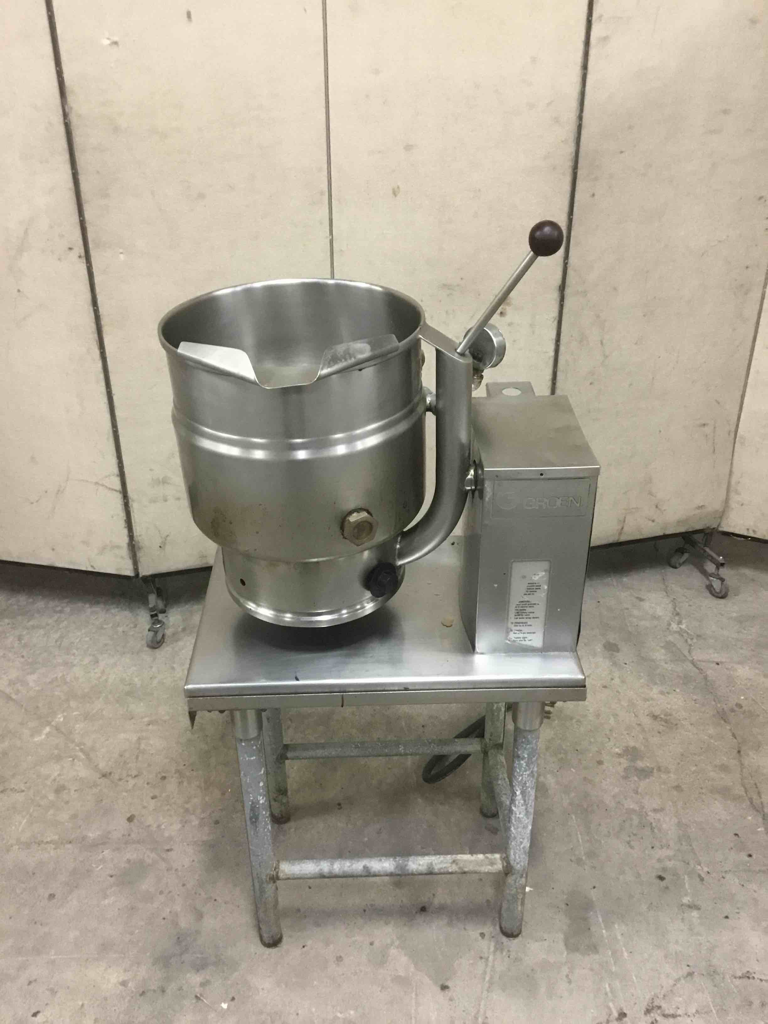 GROEN STAINLESS STEEL 20 QUART ELECTRIC TILT KETTLE ON EQUIPMENT STAND 