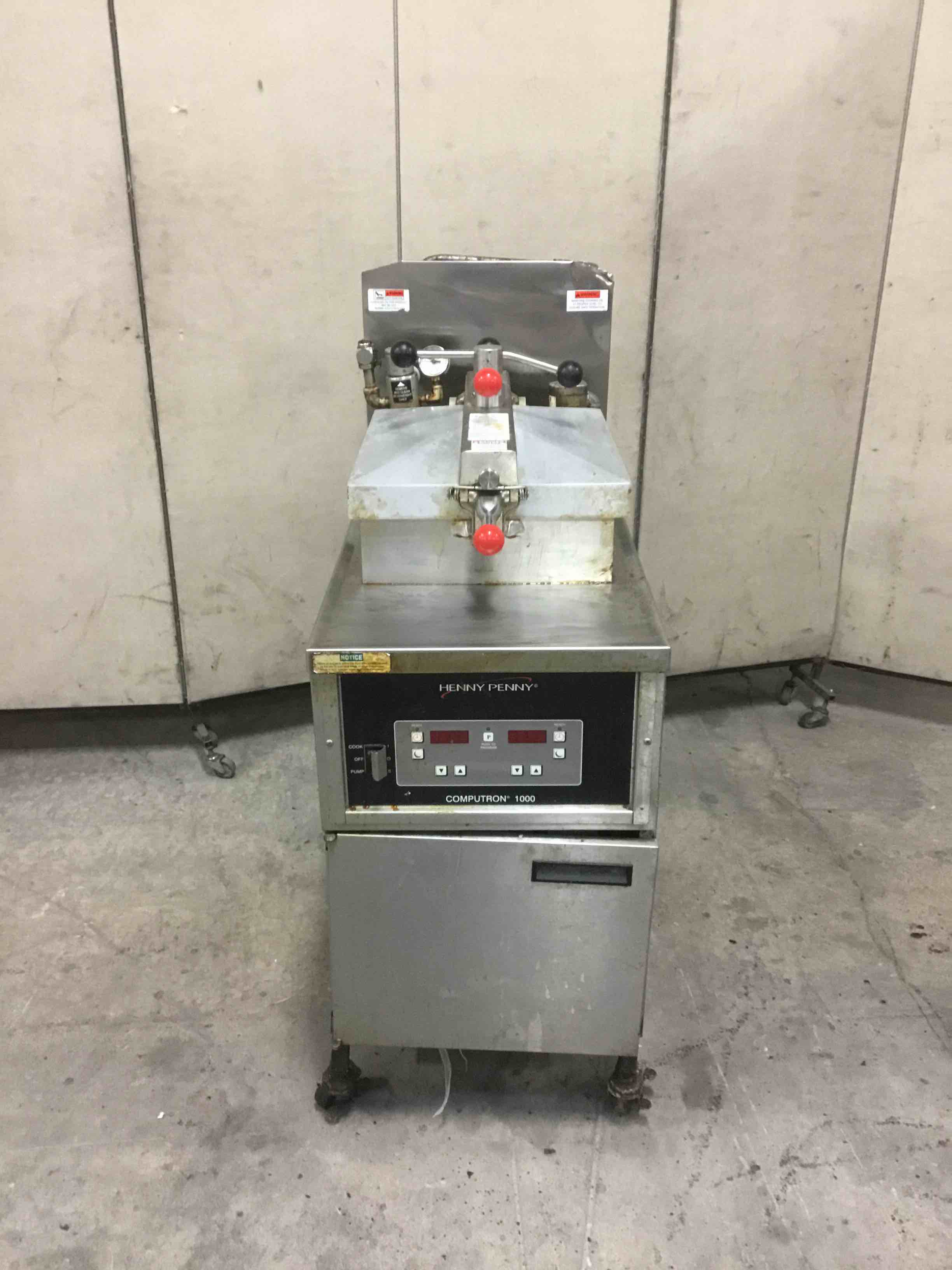 2014 HENNY PENNY STAINLESS STEEL 40 POUND CAPACITY PRESSURE FRYER ON CASTERS 