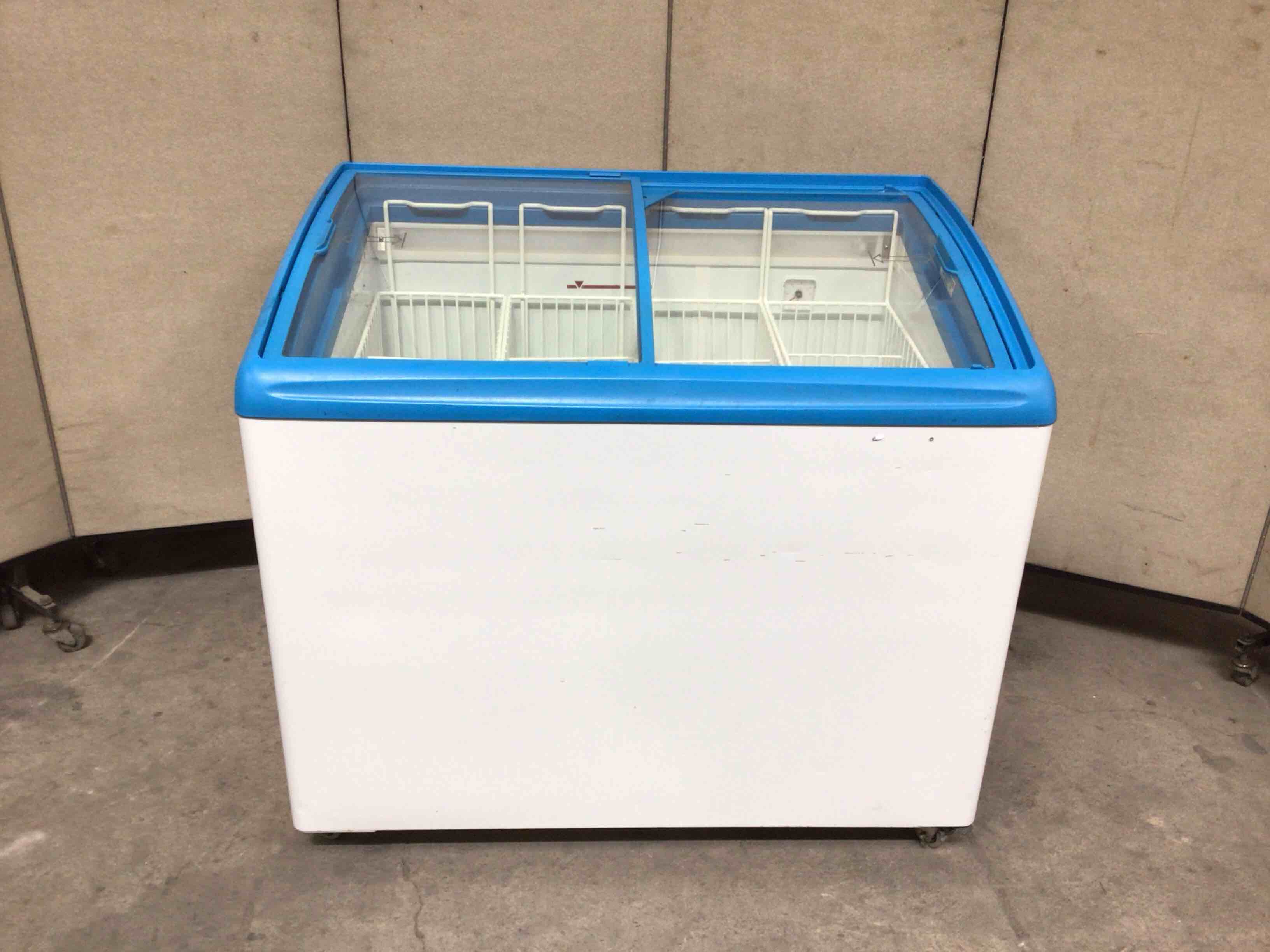 AHT CURVED LID CHEST FREEZER ON CASTERS 