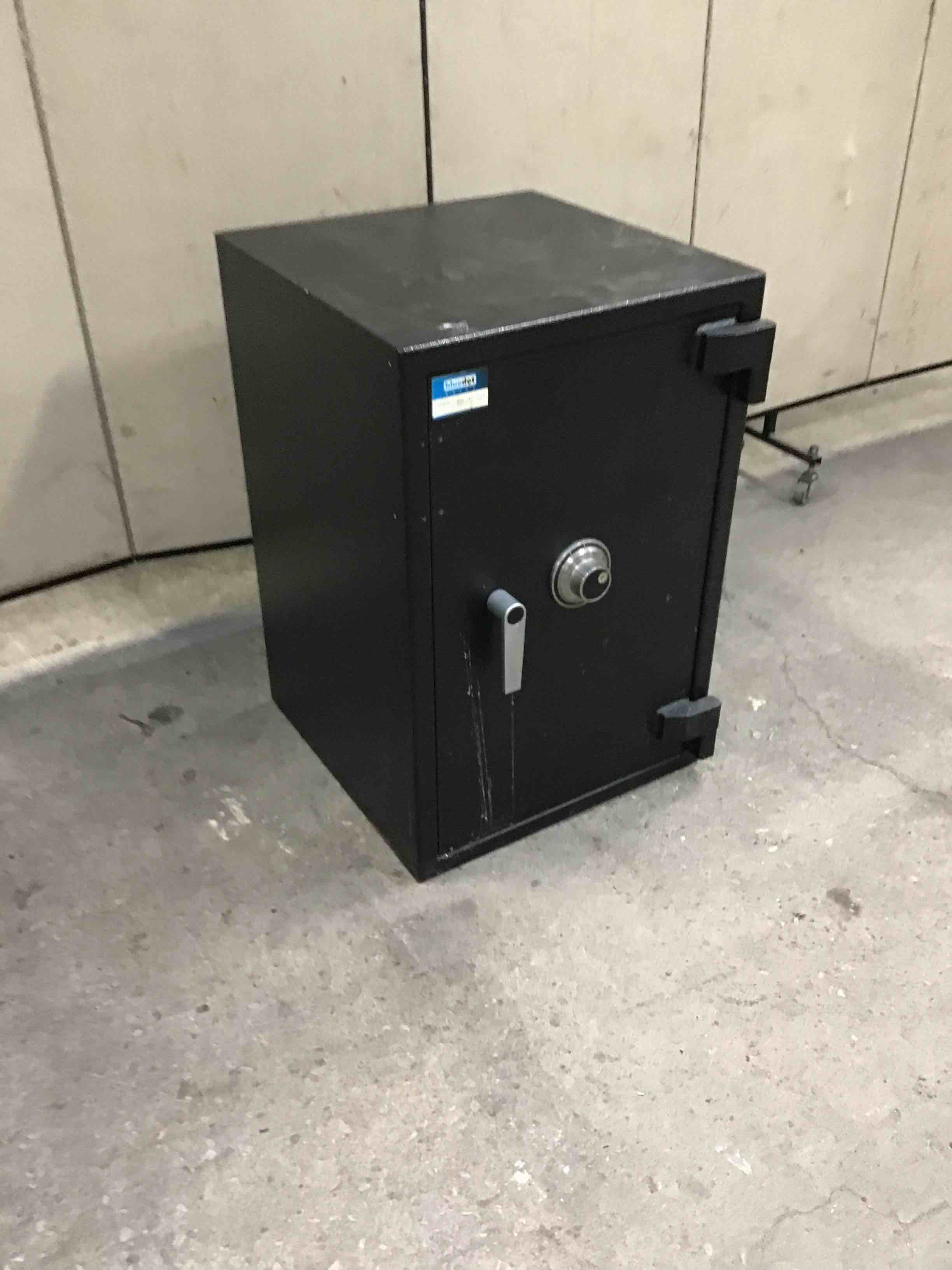 https://s3.amazonaws.com/lotting-images-prod/bidfta/RED4900302_1712610404001.jpeg