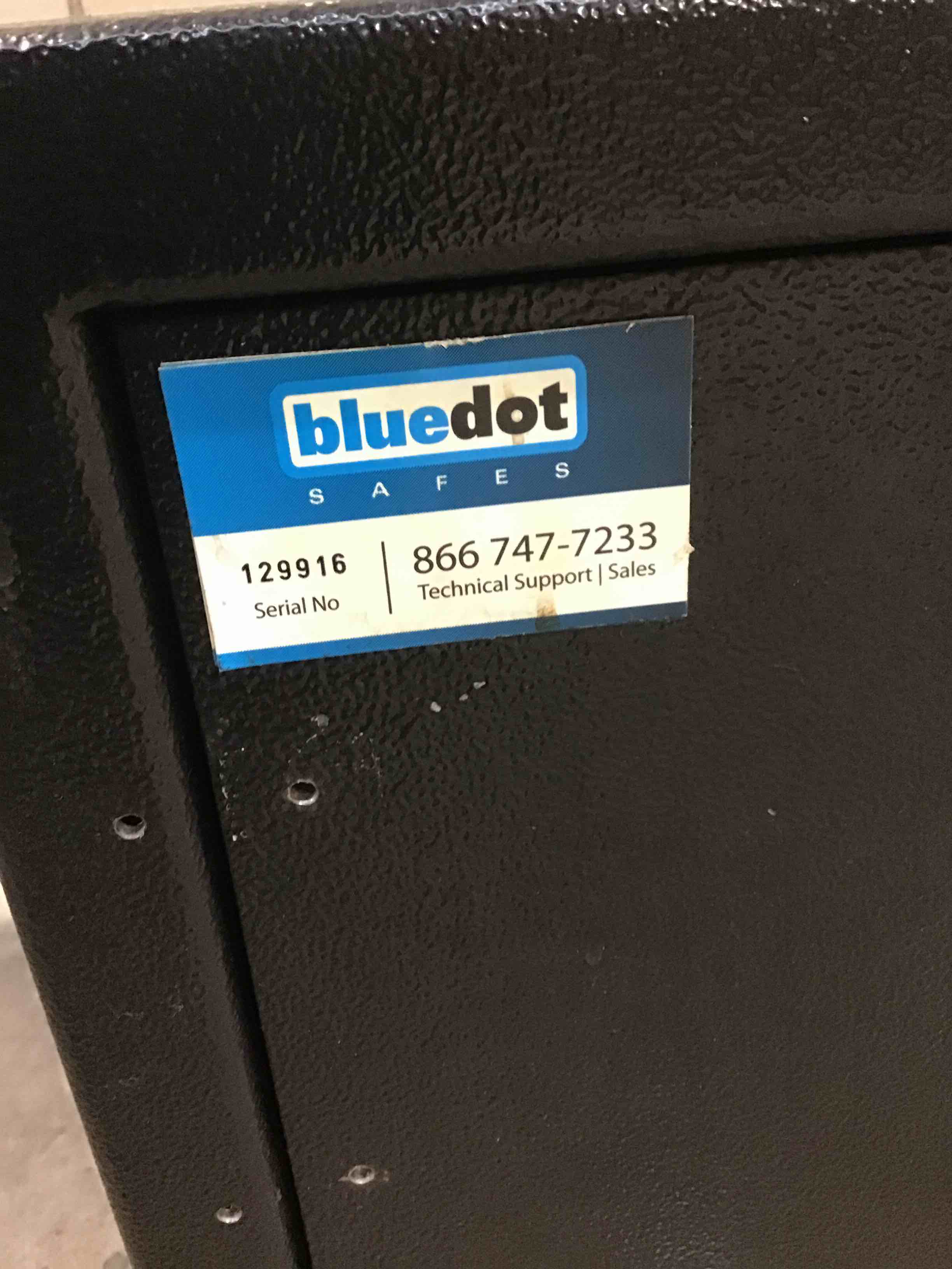 https://s3.amazonaws.com/lotting-images-prod/bidfta/RED4900302_1712610409790.jpeg