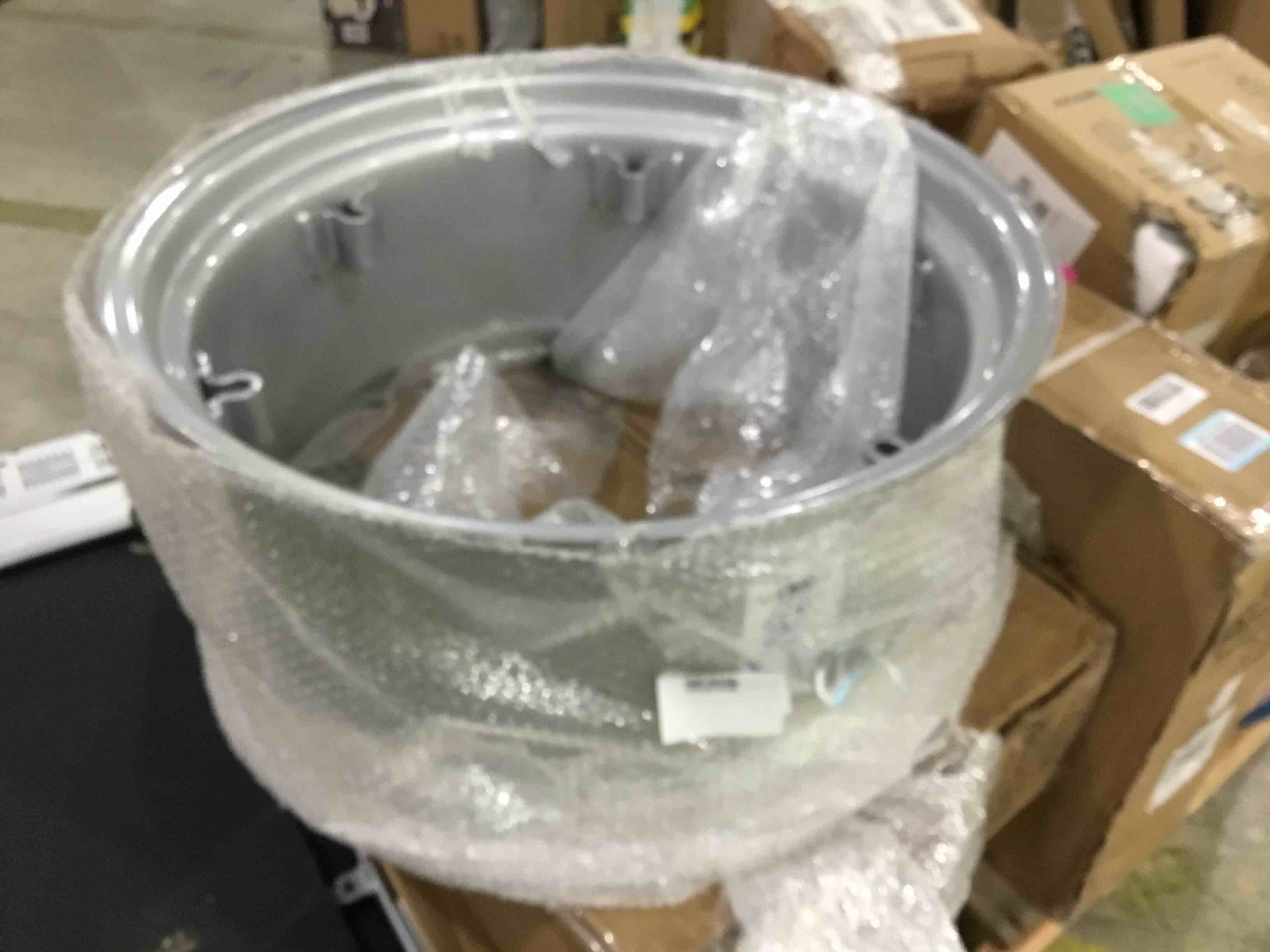 https://s3.amazonaws.com/lotting-images-prod/bidfta/RED4930413_1709911811639.jpeg