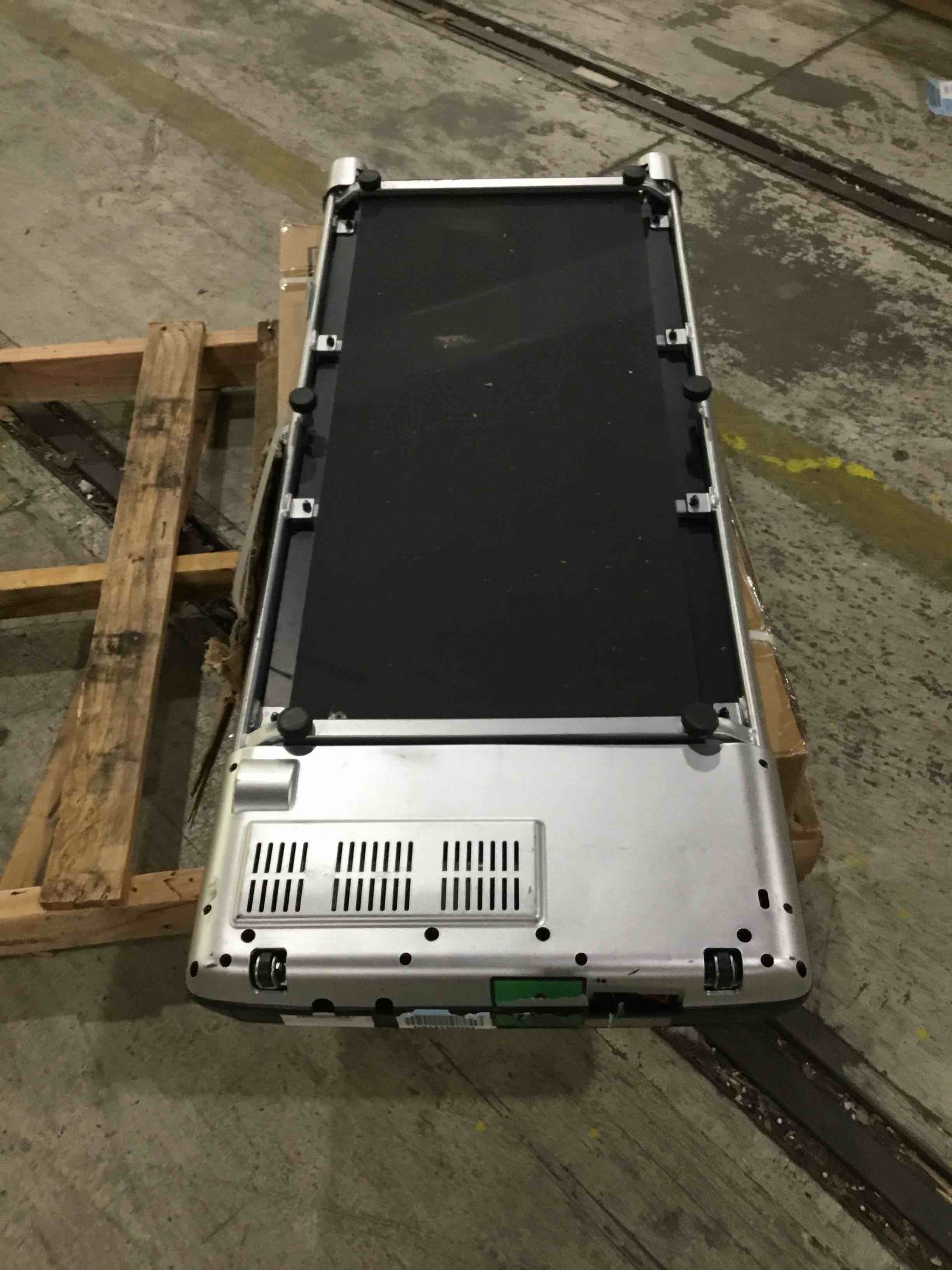 https://s3.amazonaws.com/lotting-images-prod/bidfta/RED4930420_1709913931986.jpeg