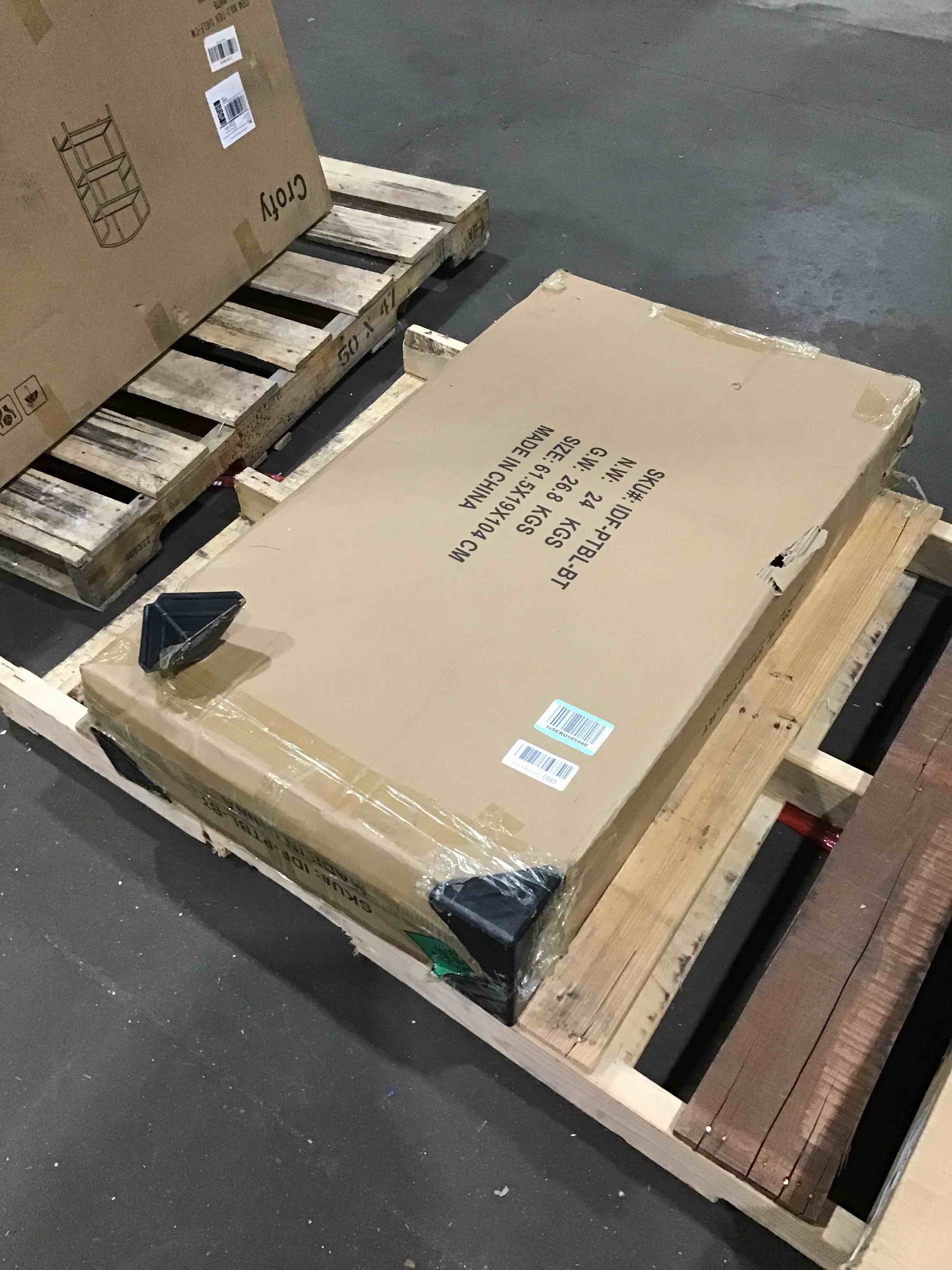 https://s3.amazonaws.com/lotting-images-prod/bidfta/RED4932370_1716303700942.jpeg