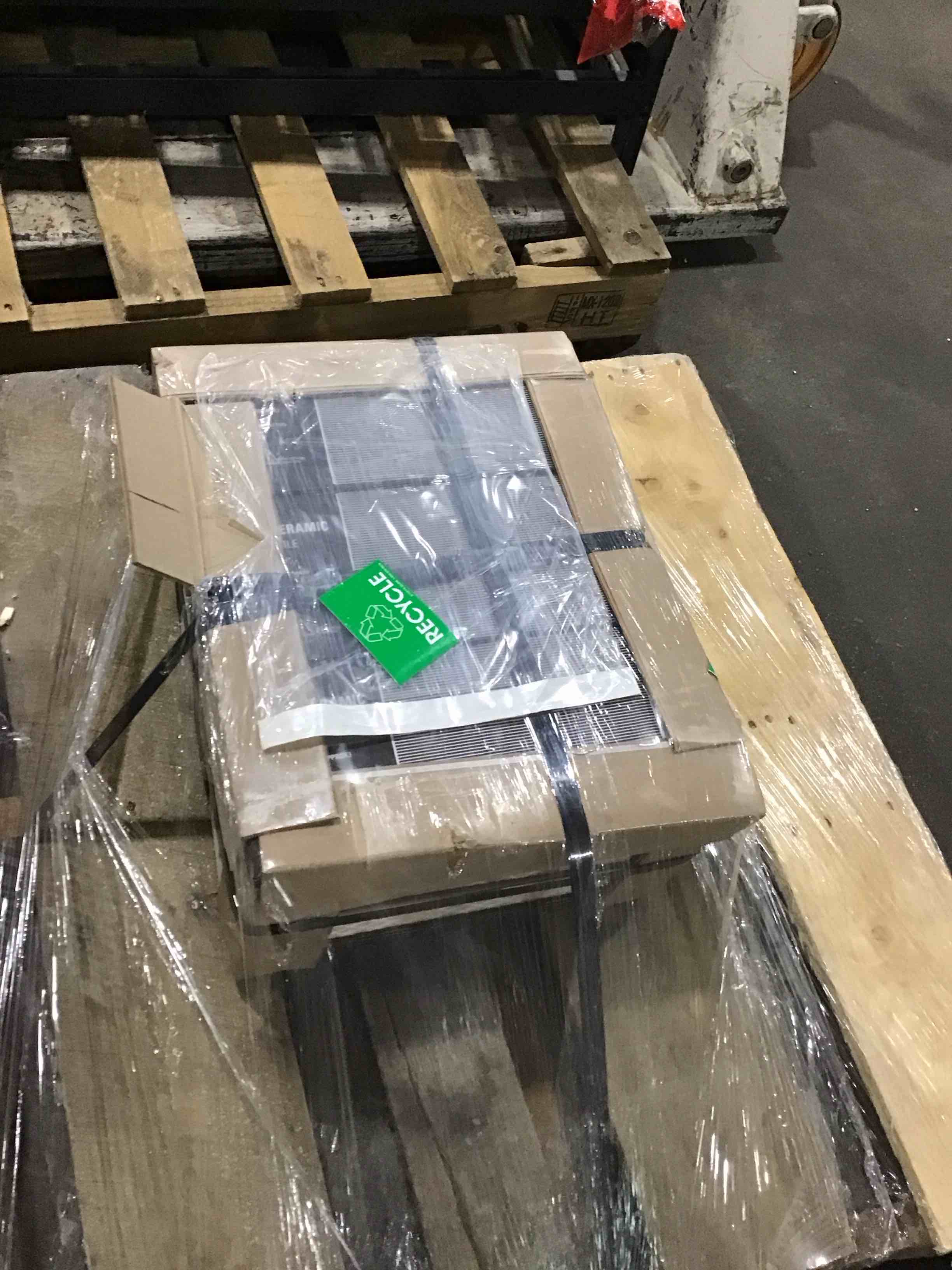 https://s3.amazonaws.com/lotting-images-prod/bidfta/RED4932518_1713881776379.jpeg